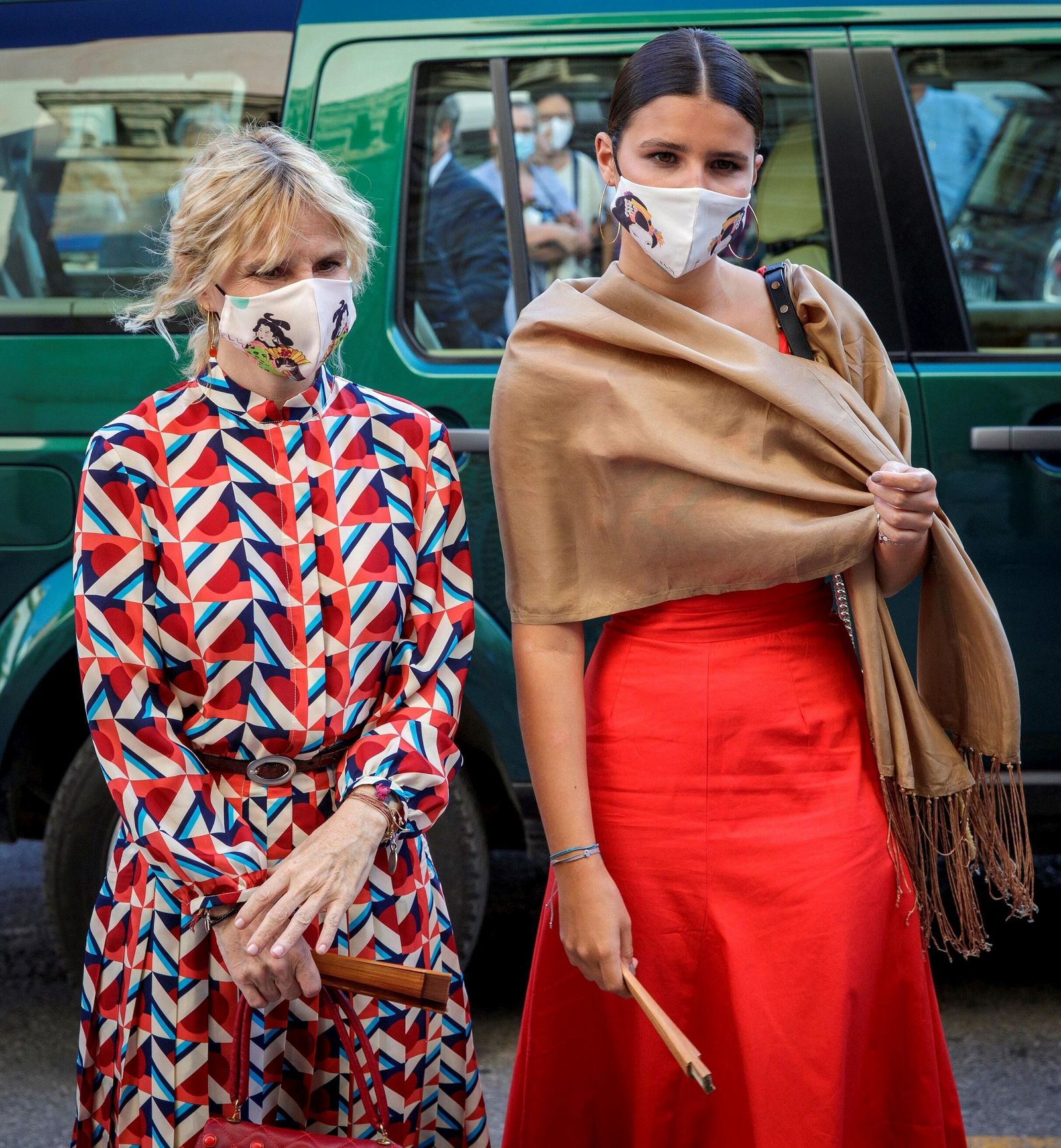 Eugenia Martínez de Irujo y su hija Cayetana, a la entrada a la iglesia de San Román.