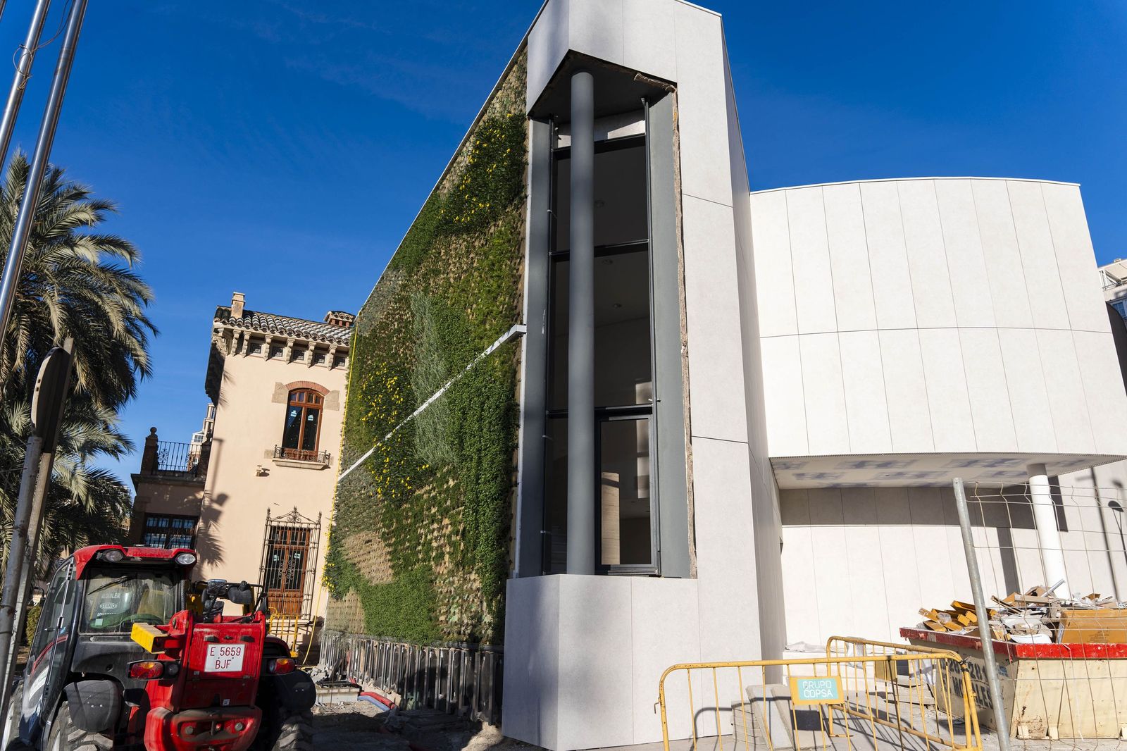 Fotogalería de las obras del Preventorio: el jardín vertical, protagonista de la rehabilitación
