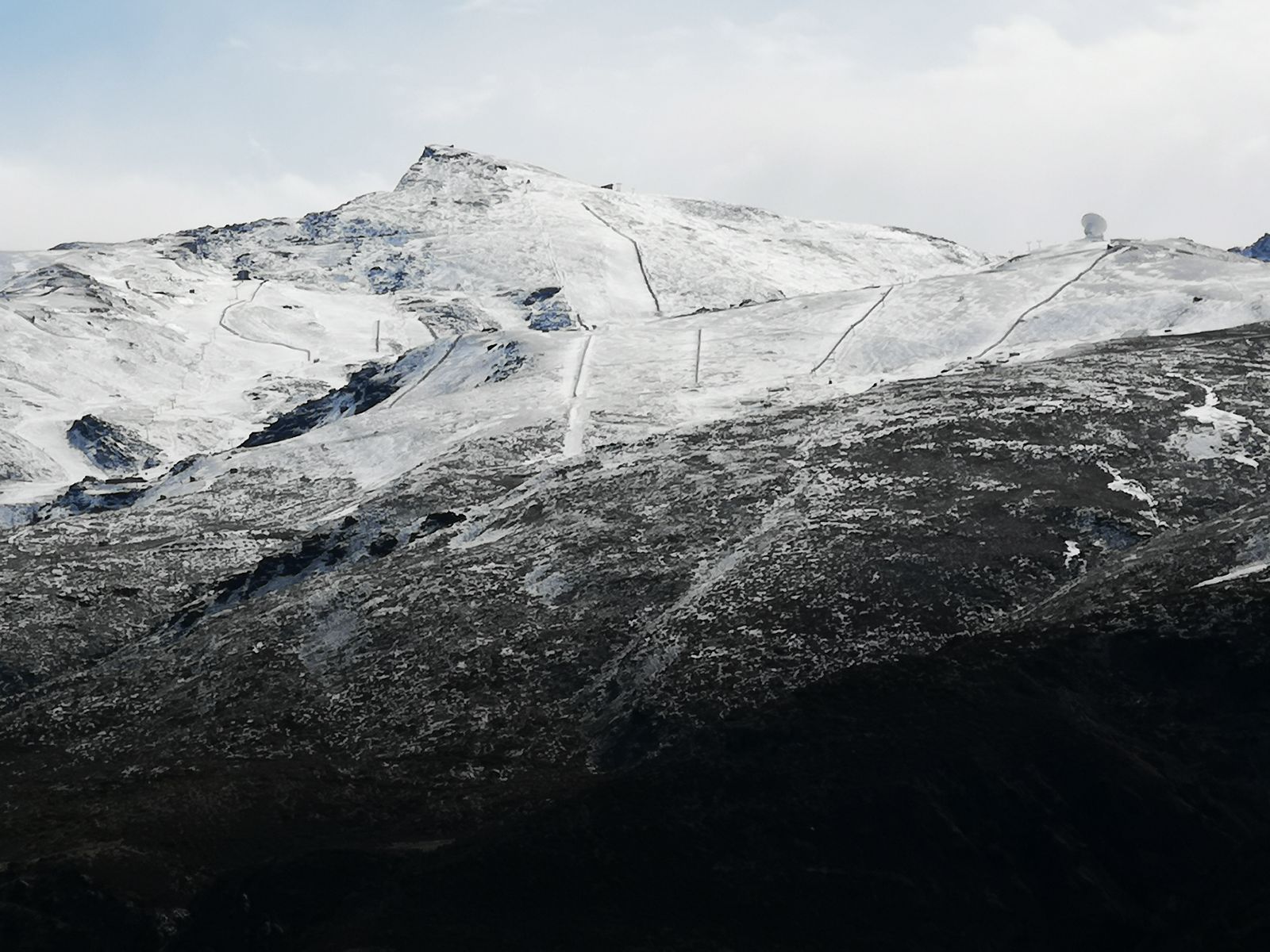Las primeras nieves en Sierra Nevada a un mes del inicio de la temporada