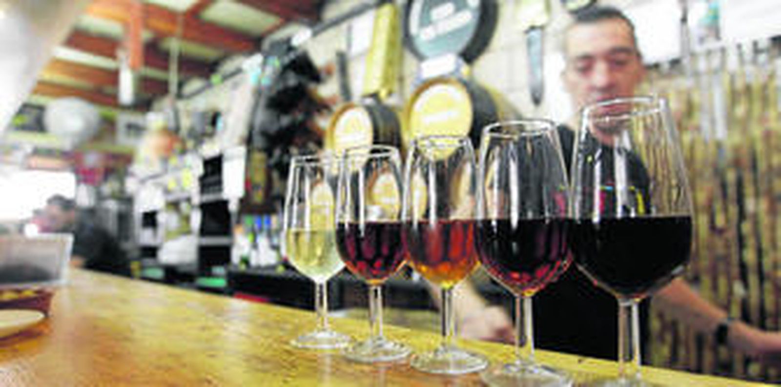 Fedejerez ha dado el primer paso para prohibir también la venta a granel, salvo excepciones como los tabancos.