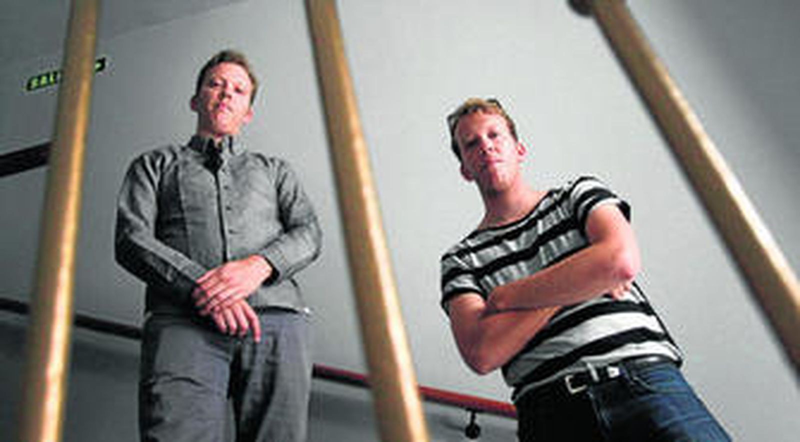 Los gemelos Jared y Jonathan ayer en las escaleras del Teatro Cervantes.