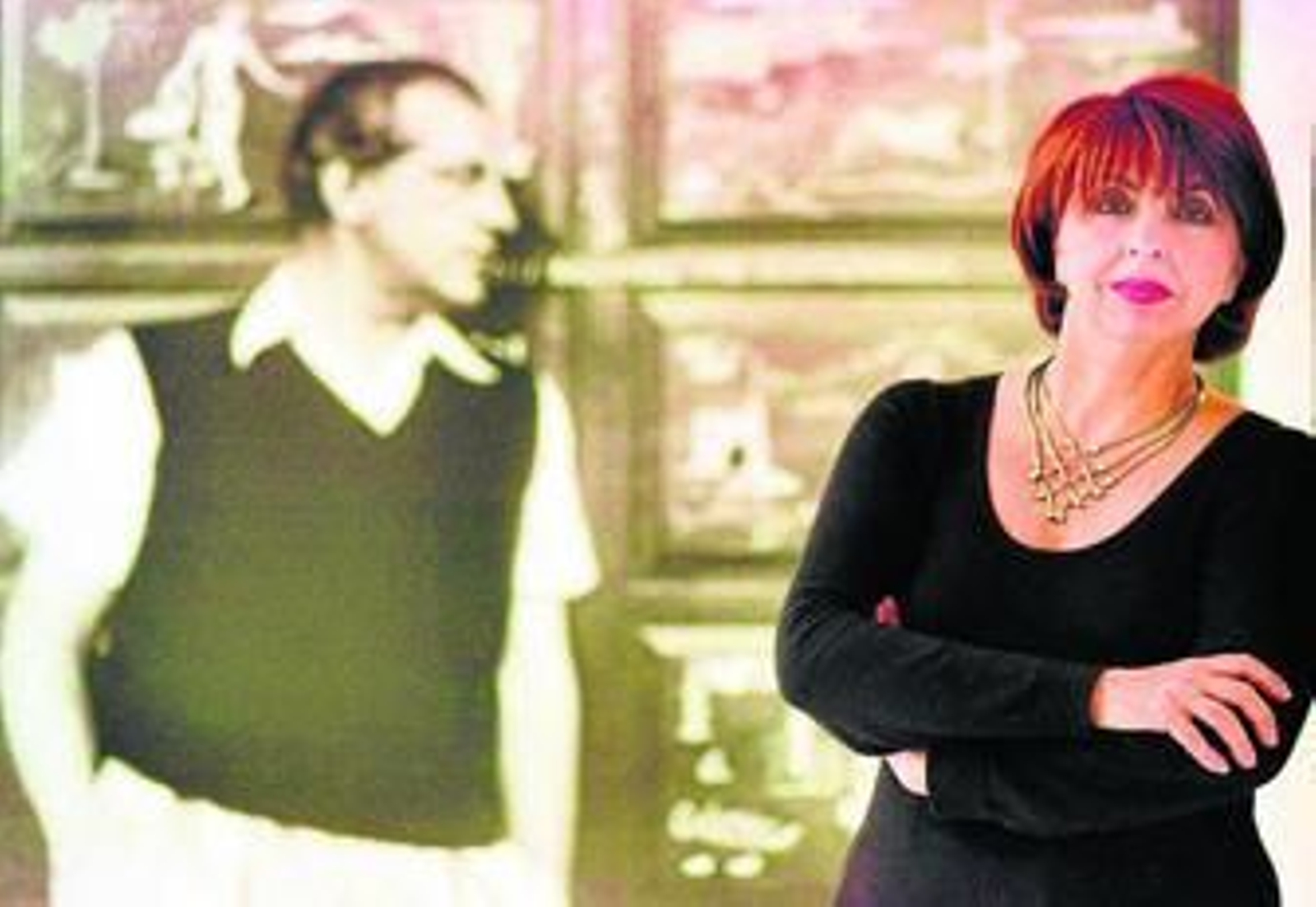 María Asunción Mateo, junto a una imagen de Rafael Alberti en la fundación que lleva su nombre.