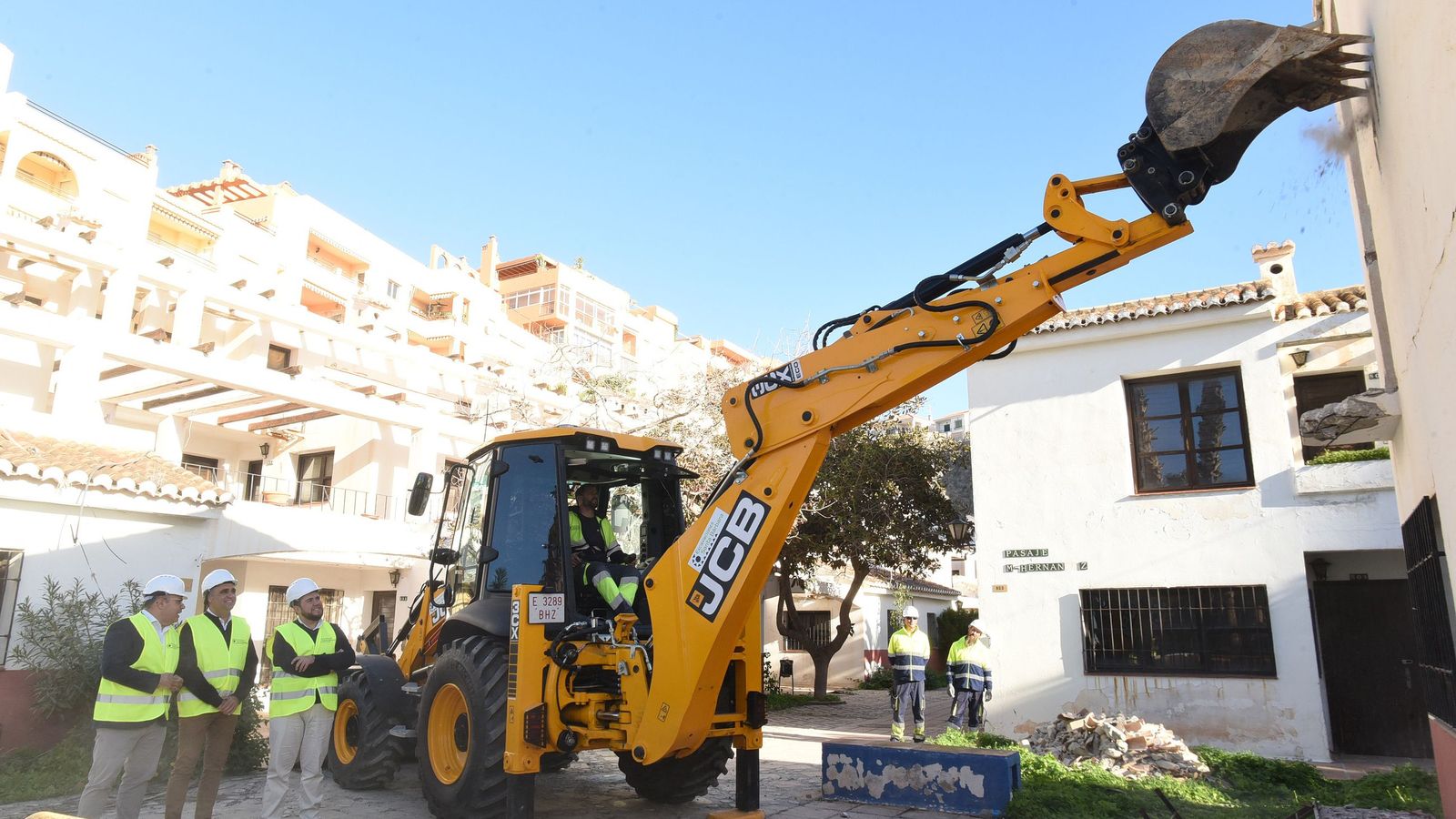 Momento de la demolición del antiguo complejo Turismo Tropical en Almuñécar.