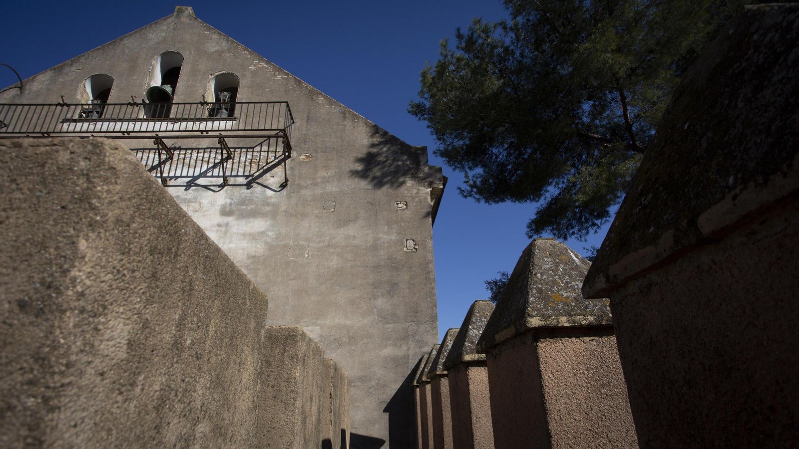 Vista de la iglesia desde la muralla de la torre.