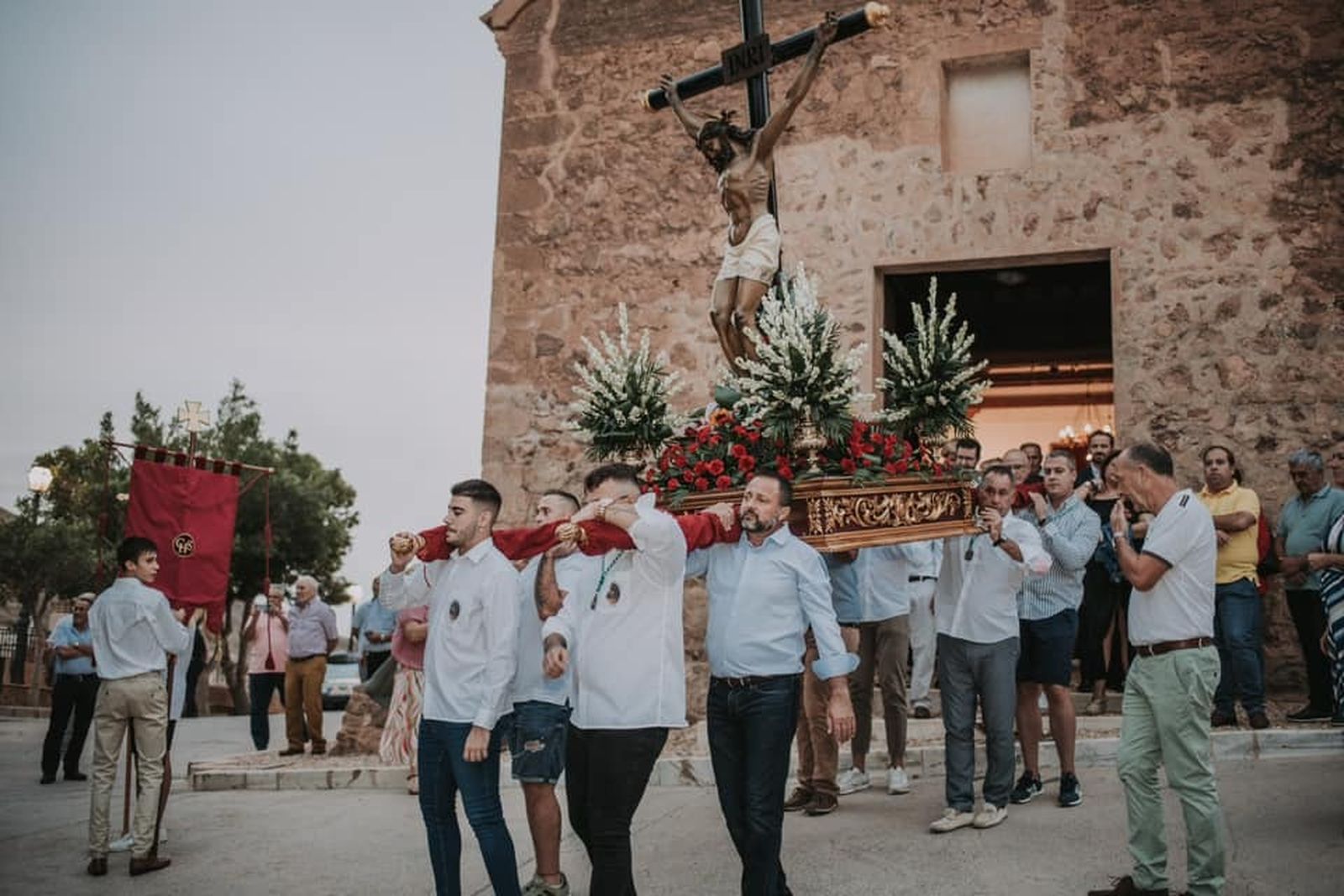 Momento de la salida del patrón de la iglesia de la Villa de Vícar.