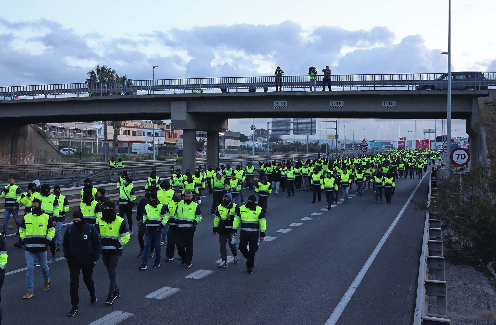 Imágenes del corte de la A7 por los huelguistas de Acerinox tras las negociaciones en el Consejo Andaluz de Relaciones Laborales