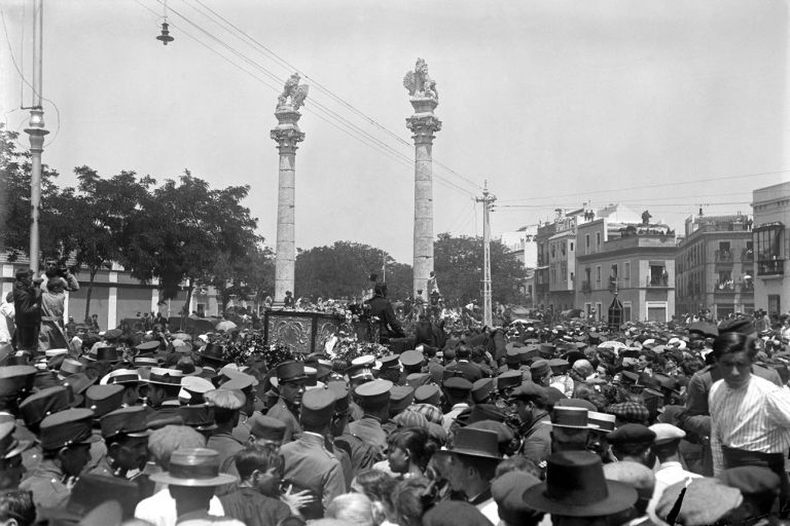 Una de las imágenes de la exposición virtual de fotografías de Sevilla en el siglo XX. Paso del féretro del torero Joselito por la Alameda de Hércules camino del cementerio de San Fernando. 19 de mayo de 1920.