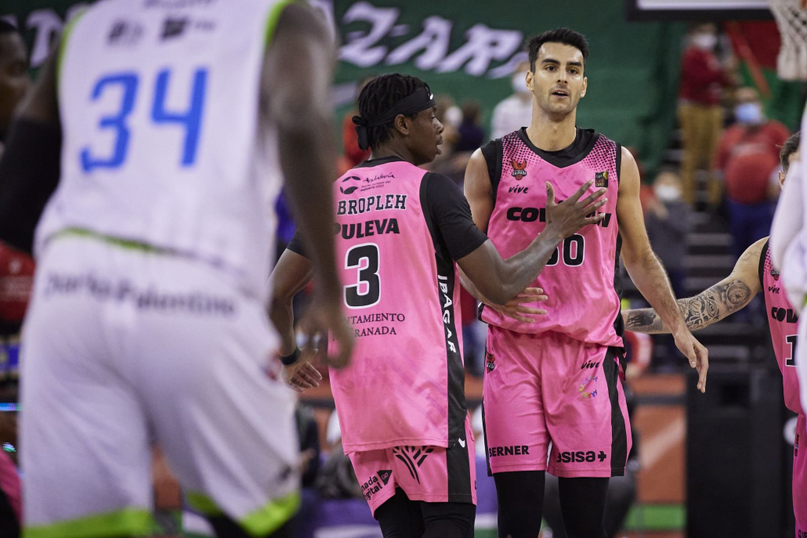 Una acción del pasado partido del Covirán Granada ante Palencia