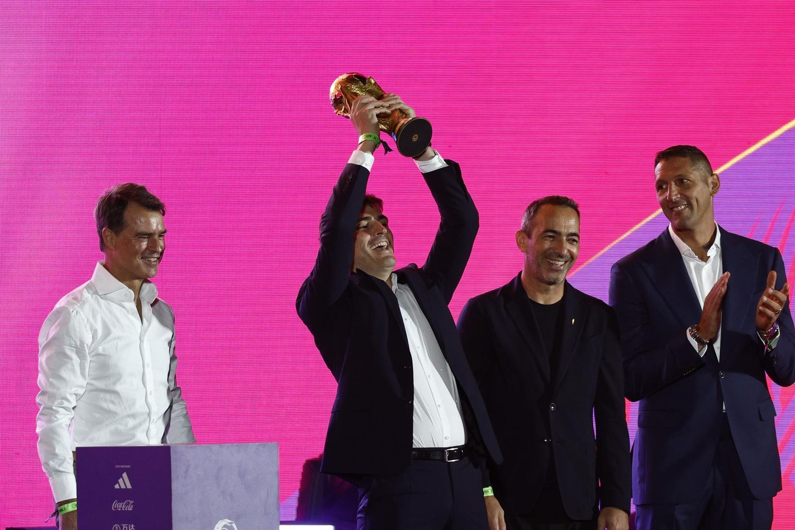 Íker Casillas levanta la Copa del Mundo junto a otros campeones en Doha en la inauguración del Festival de Aficionados.