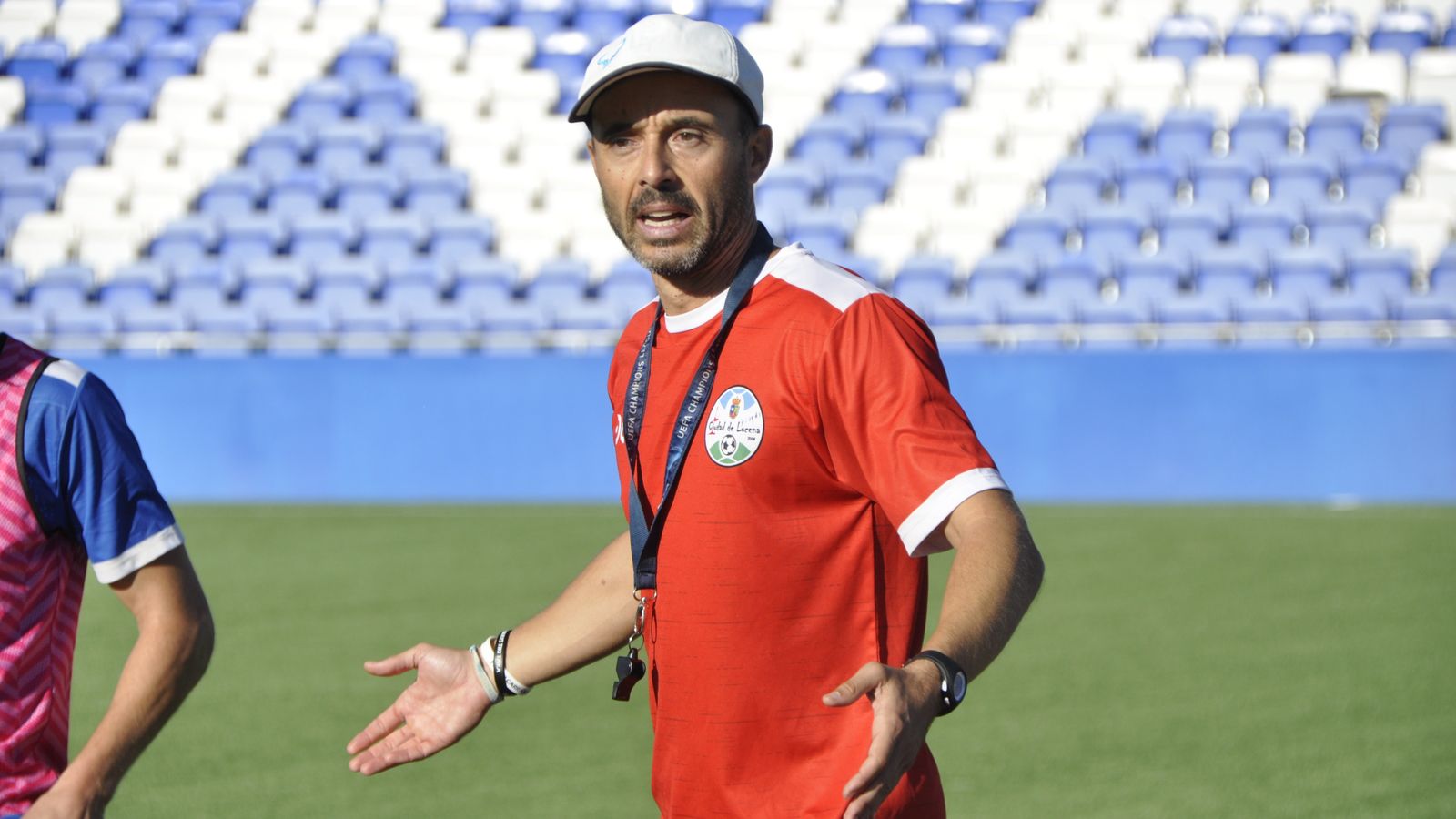 Dimas Carrasco da órdenes durante un entrenamiento.
