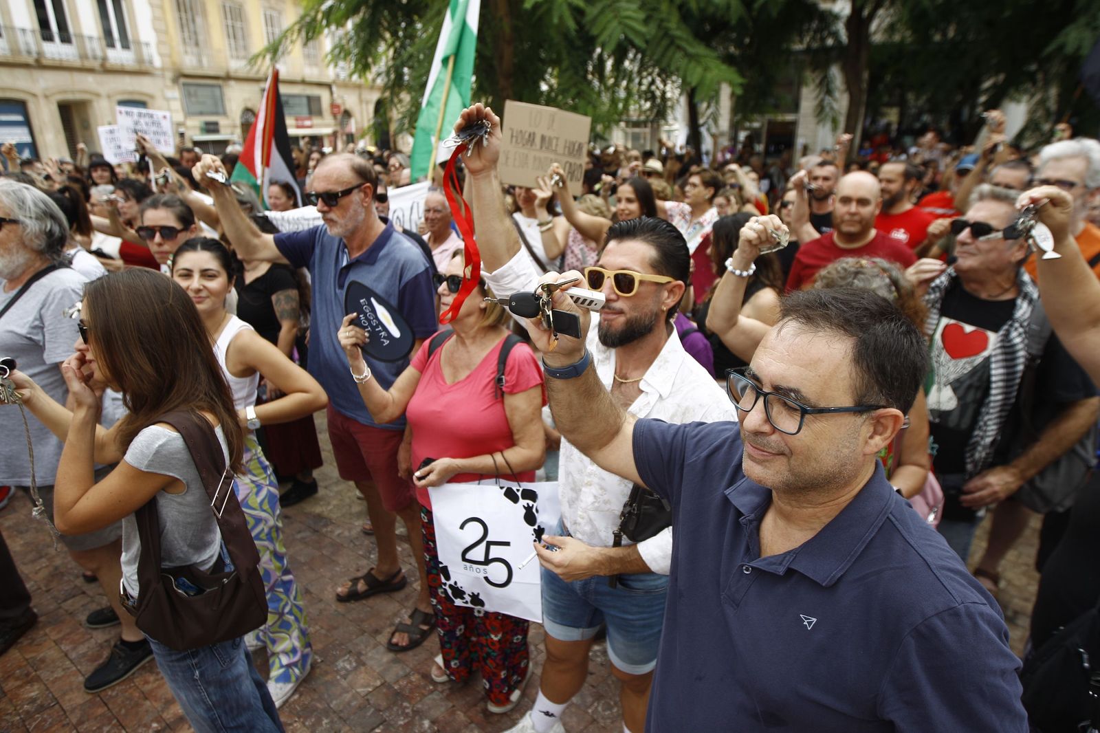 Manifestación en Almería por el derecho a la vivienda, en imágenes