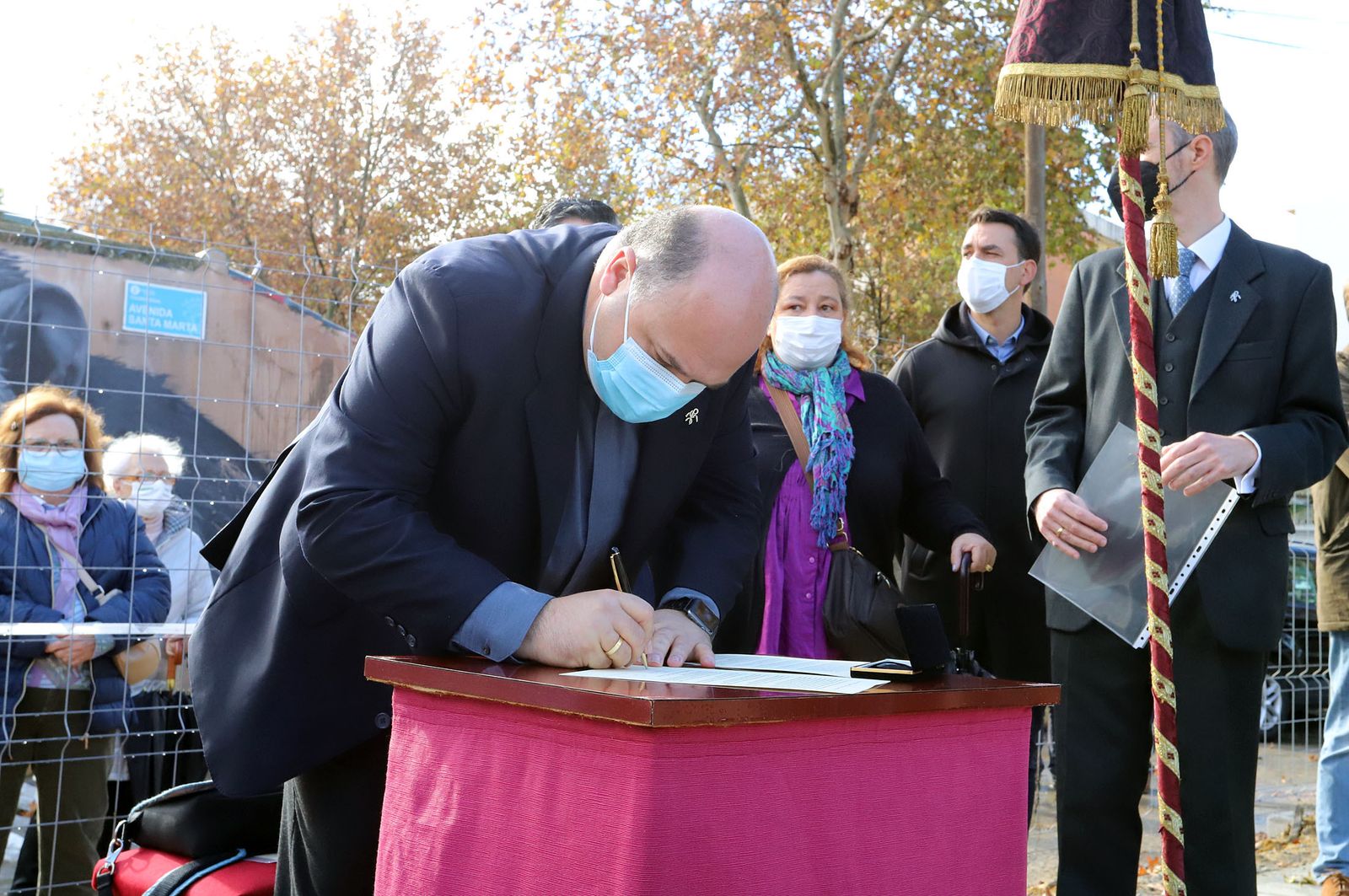 El Obispo de Huelva, Santiago Gómez, coloca la primera piedra de la nueva parroquia de Cristo Sacerdote, en imágenes