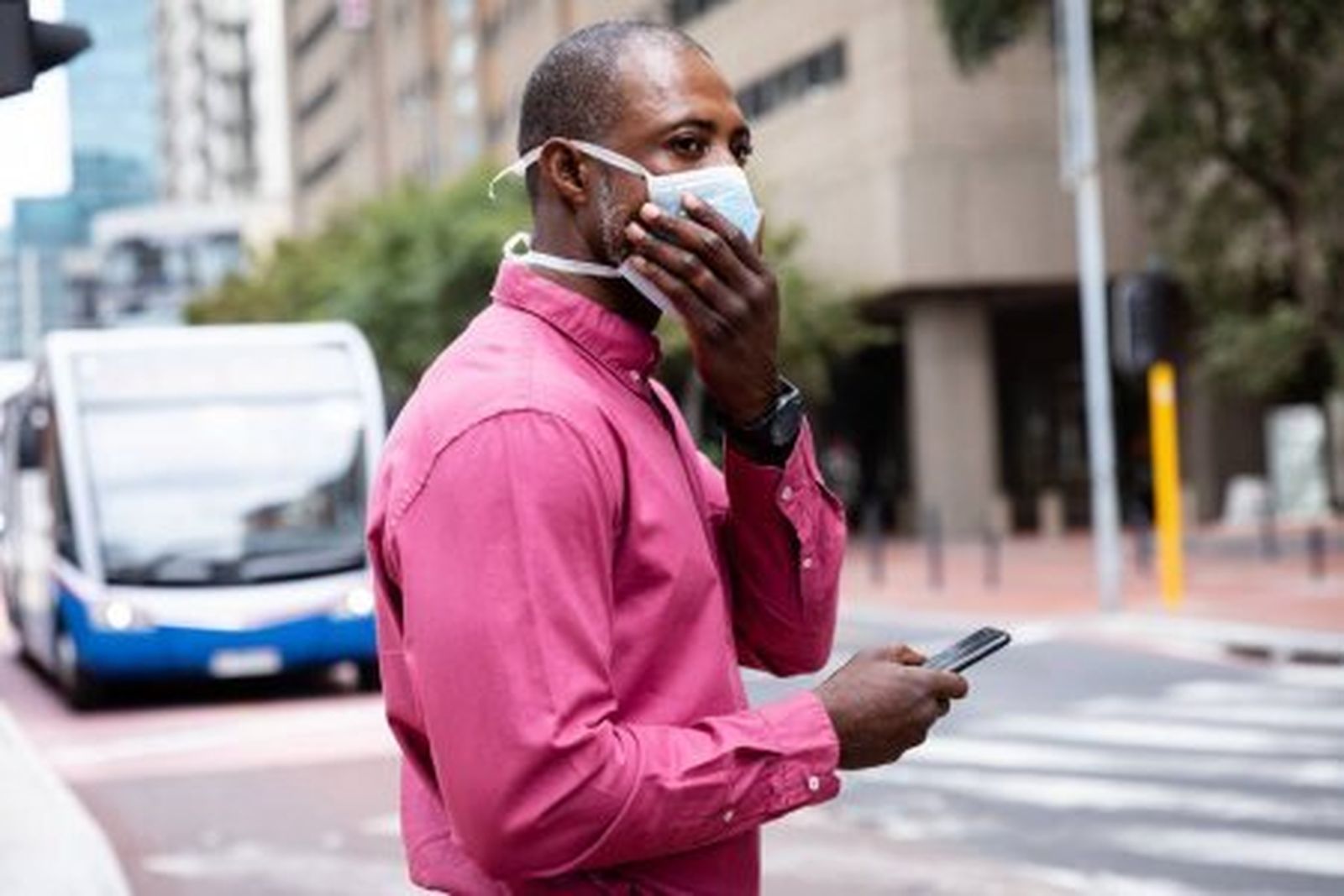 Un hombre se coloca una mascarilla