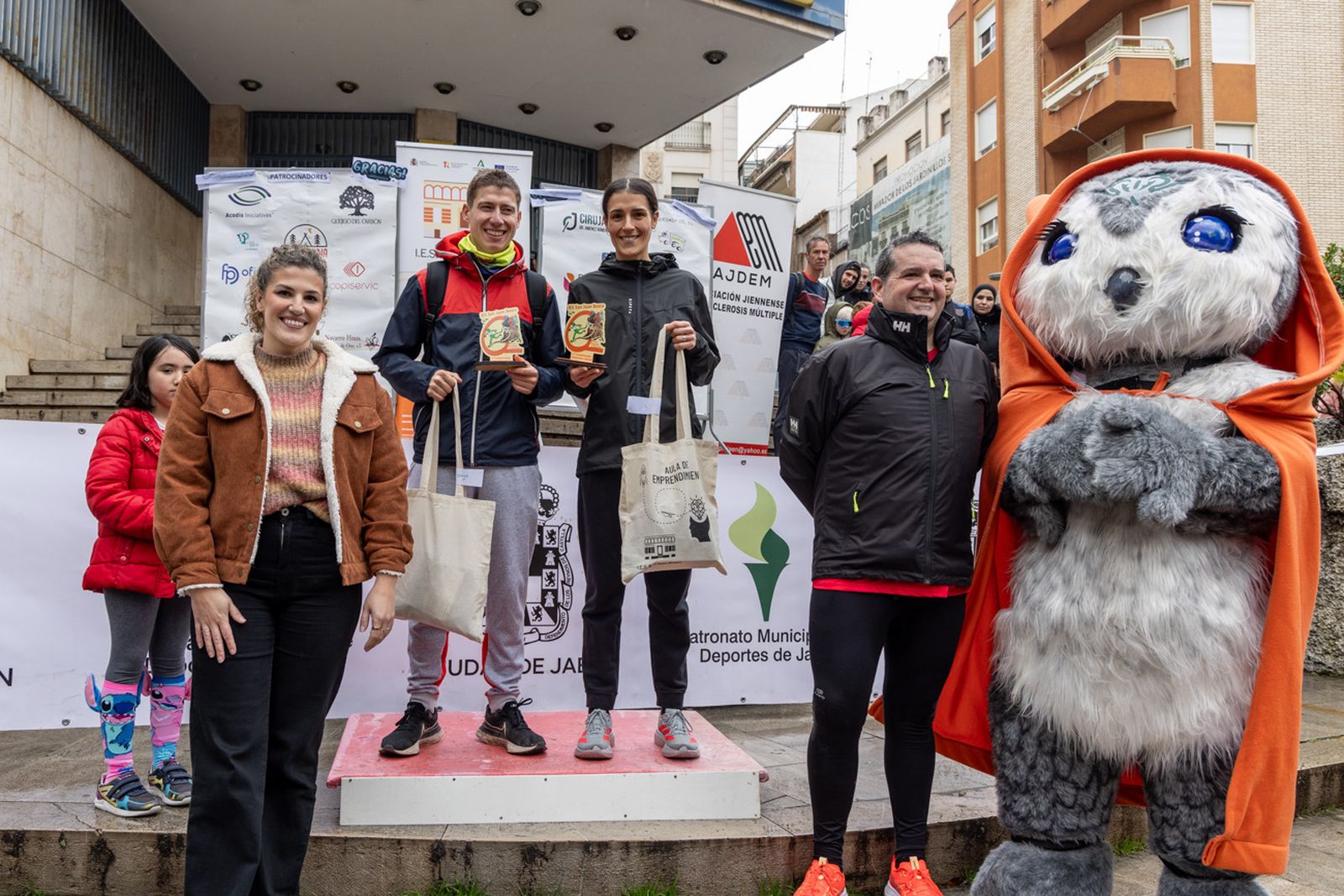 En imágenes: la lluvia no frena a más de un millar de corredores en la V Carrera Popular del IES San Juan Bosco (2)