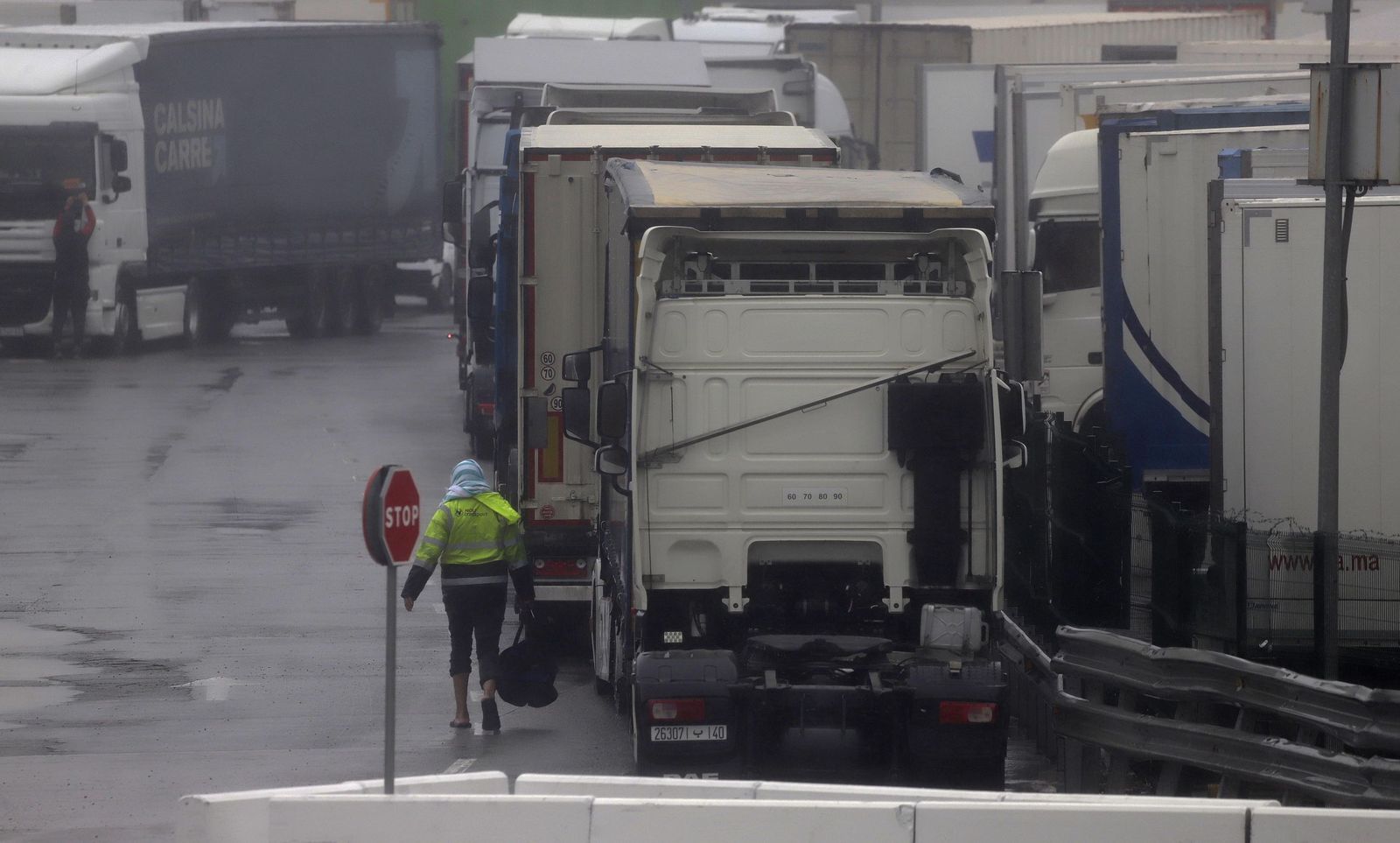 Fotos de la borrasca Joseph: Rachas de 100 km/h cierran el Estrecho y colapsan el Puerto de Algeciras