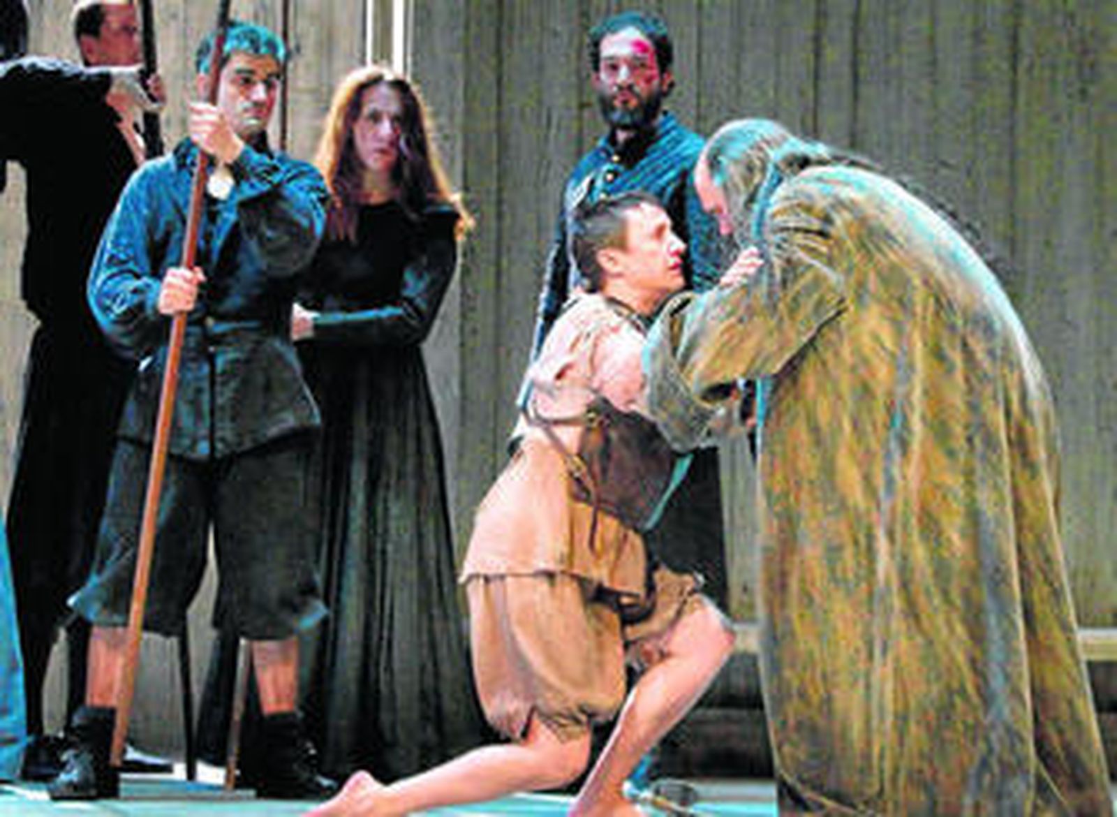 Escena donde aparecen un gran elenco de actores. En primer término, Blanca Portillo.