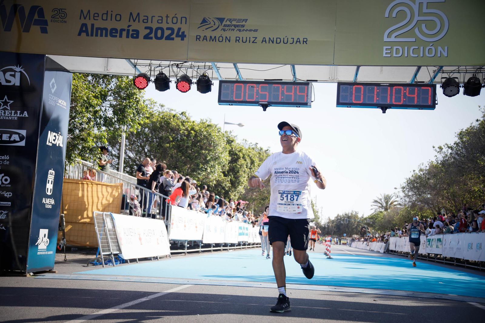 Imágenes de la llegada de la Media maratón Ciudad de Almería