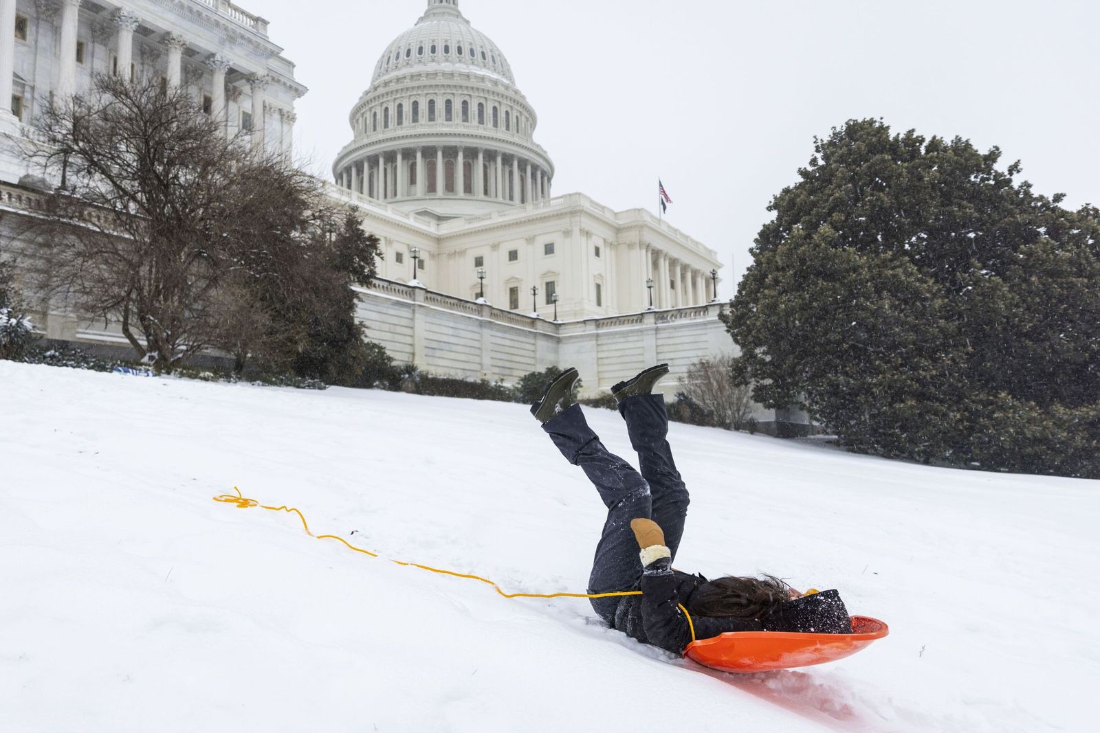 Las gélidas y blancas imágenes que deja la tormenta monstruosa en los EEUU