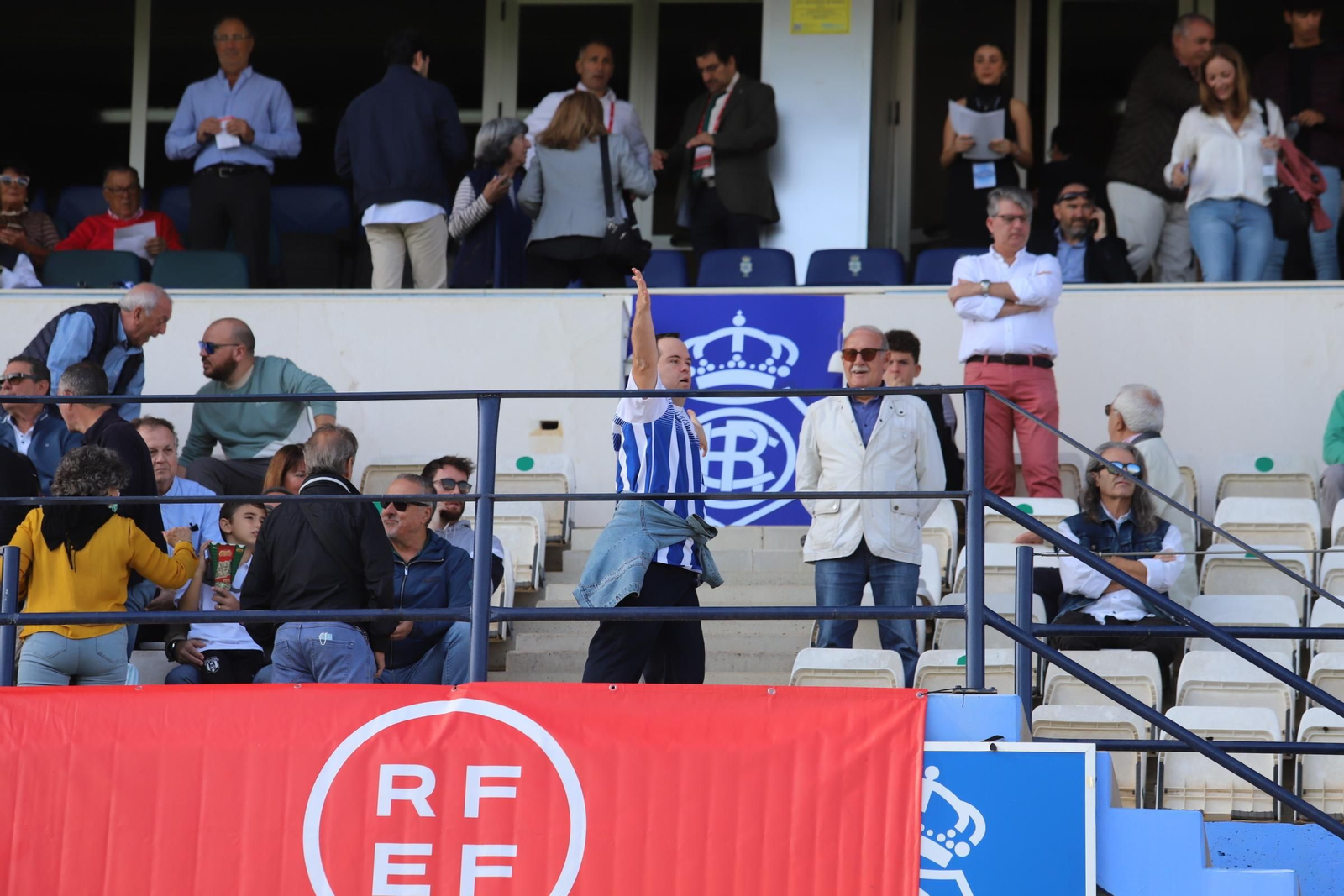 Imágenes del gran ambiente en el Nuevo Colombino para ver el  Recre-Burgos