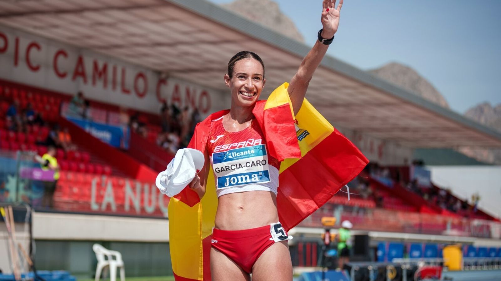 Laura García-Caro saluda tras conquistar el oro en Alicante.