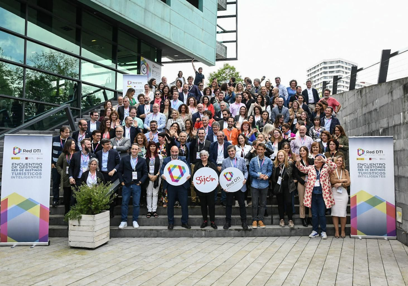 Foto de familia del Encuentro de Gestores de la Red de Destinos Turísticos Inteligentes.