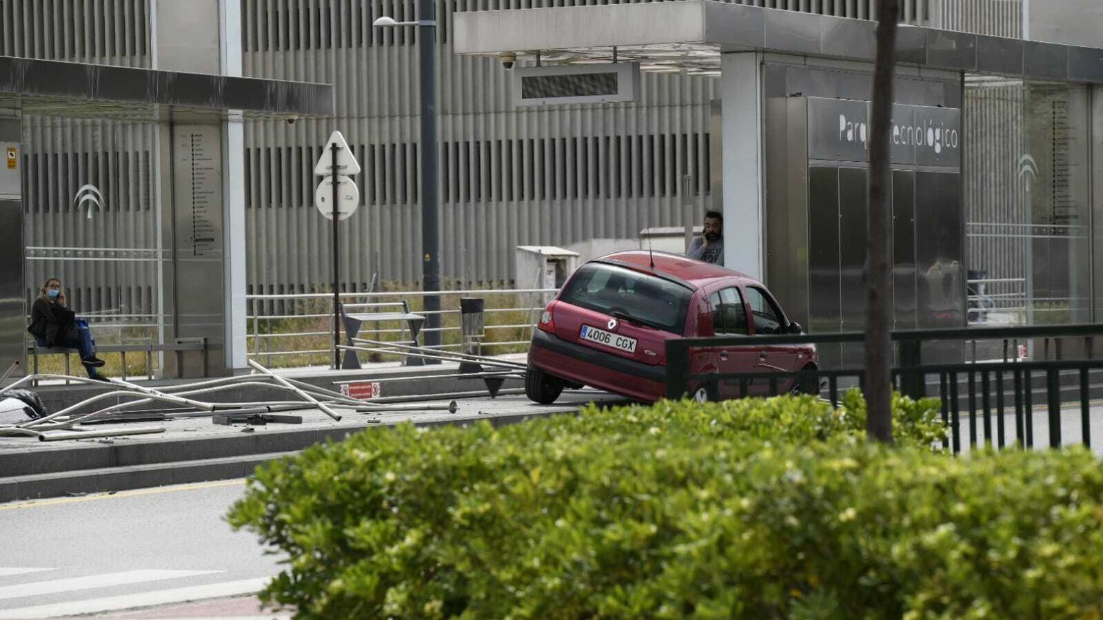El coche ha arrancado la barrera de protección