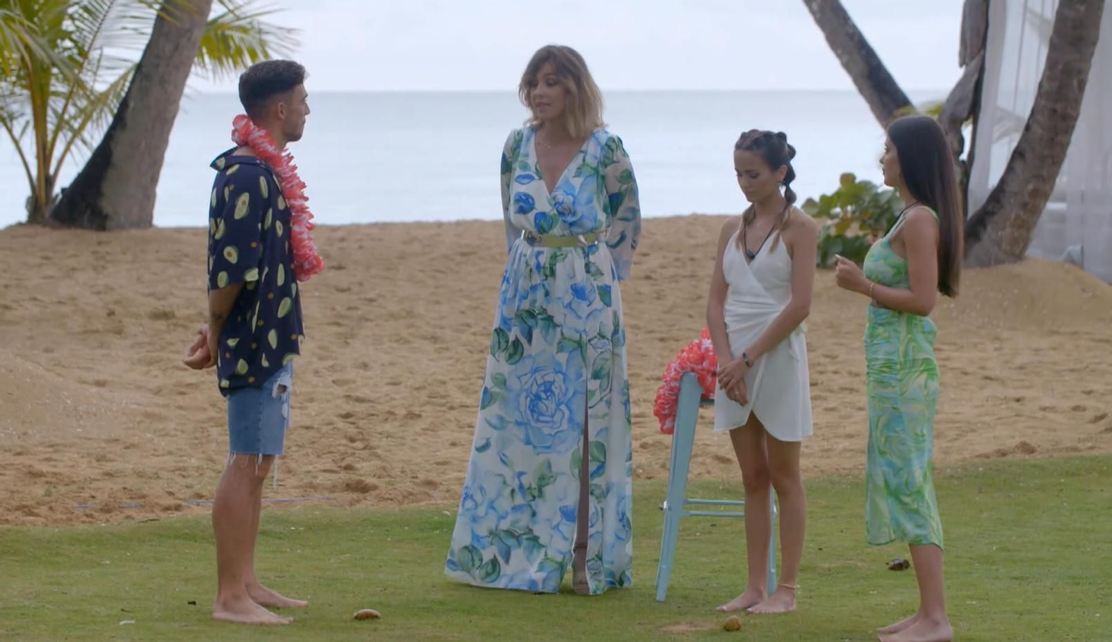 Sandra Barneda charla con algunos de los concursantes en la primera gala de 'La isla de las tentaciones 4'.