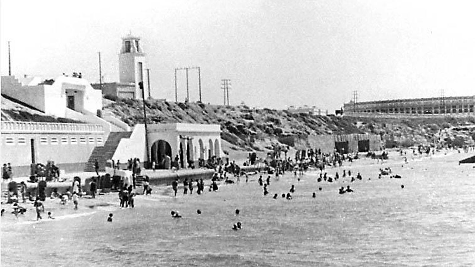 El balneario construido en los años 50 del pasado siglo en la playa de Santa María del Mar, destruido por los temporales.