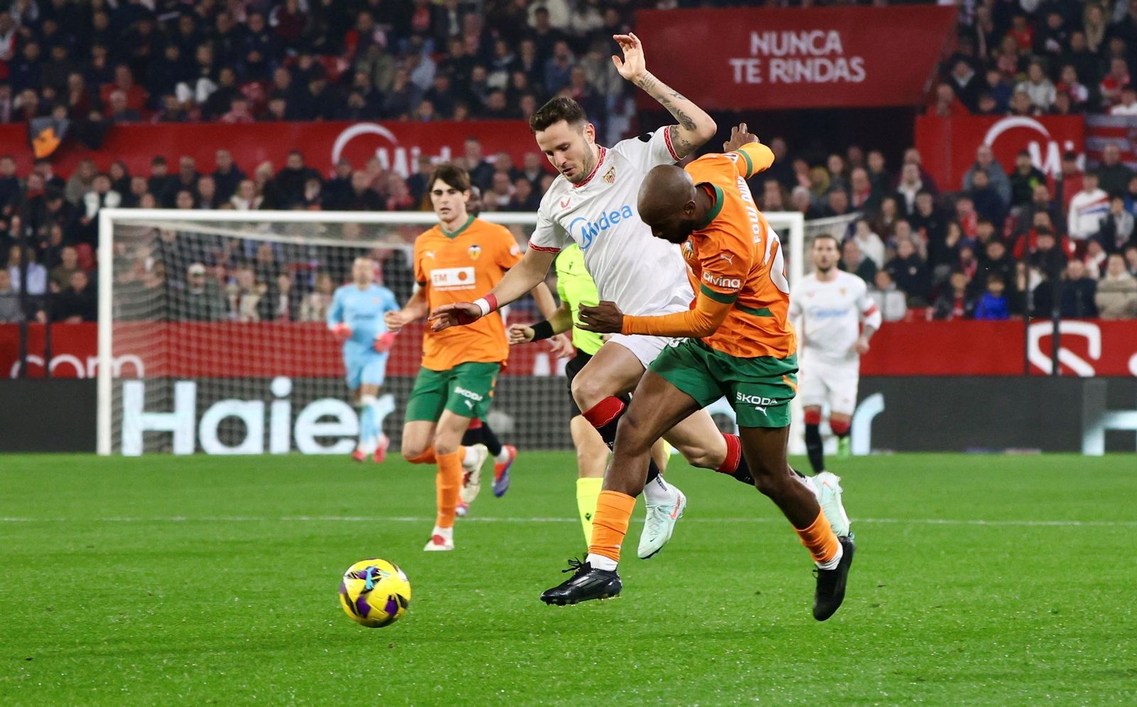 Saúl Ñíguez trata de llevarse un balón en un choque con Foulquier.