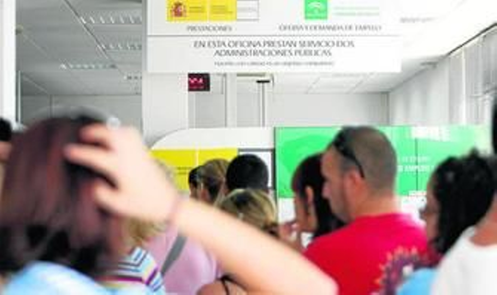 Imagen de las colas tradicionales en las oficinas para sellar el paro, donde la Junta intenta reducir el tiempo de espera.