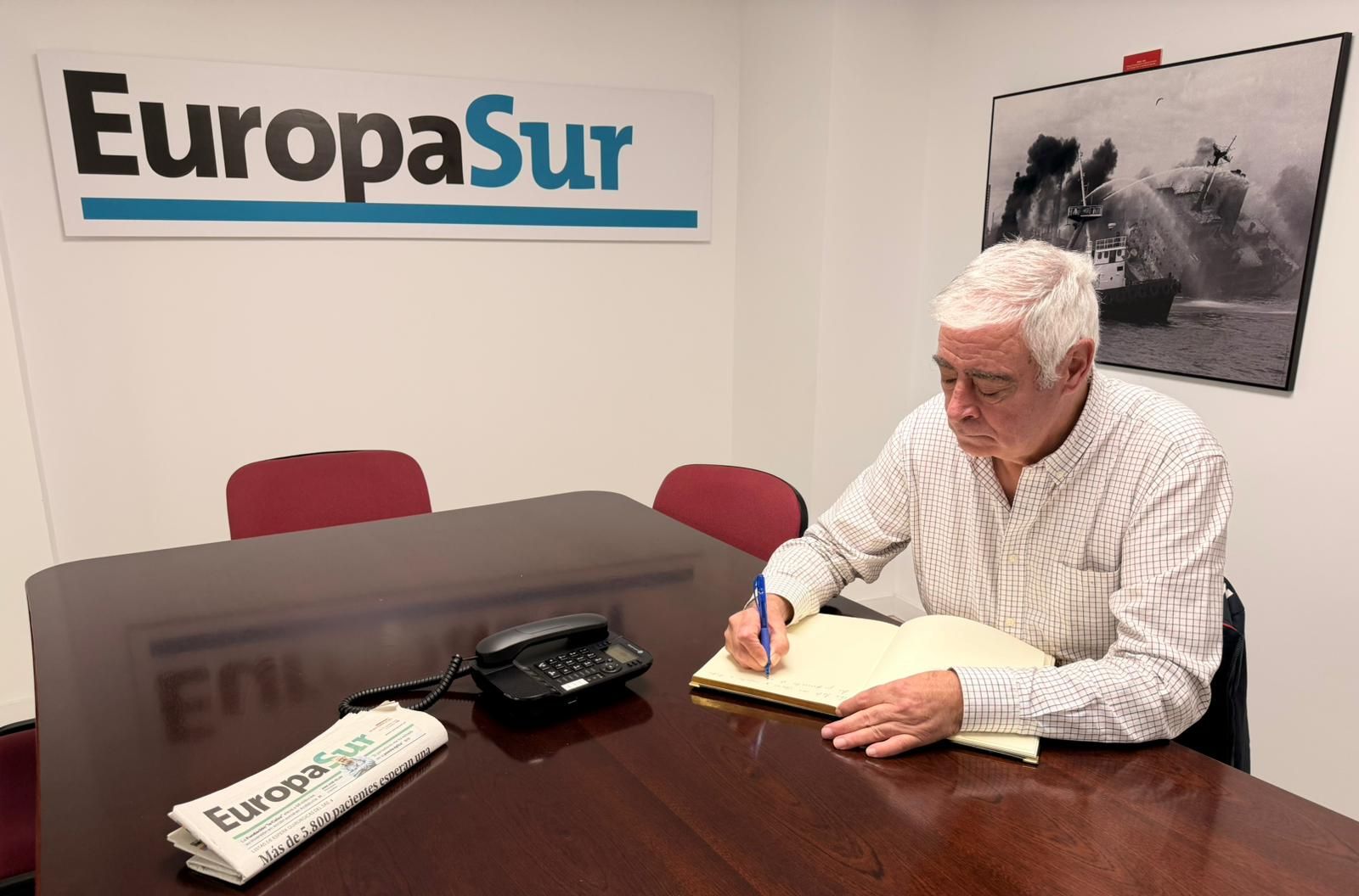 Francisco Mena, presidente de Alternativas, firma en el libro de honor de 'Europa Sur'.