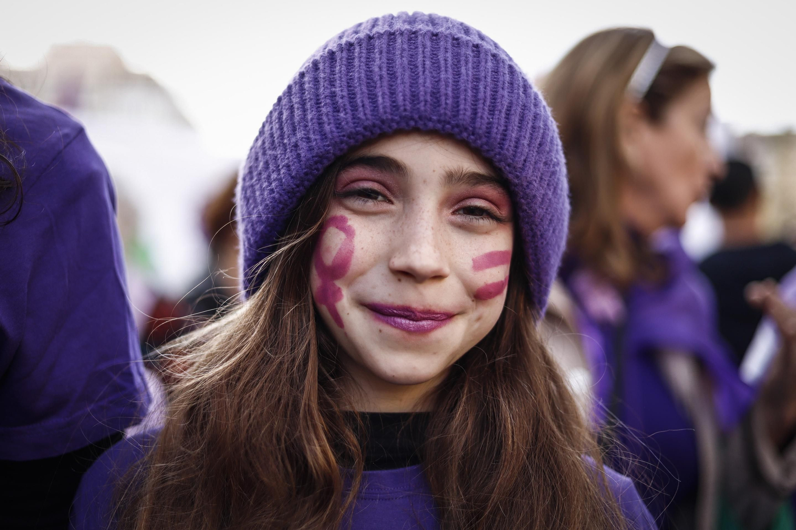 Una ola morada inunda la avenida principal de Granada en el Día de la Mujer