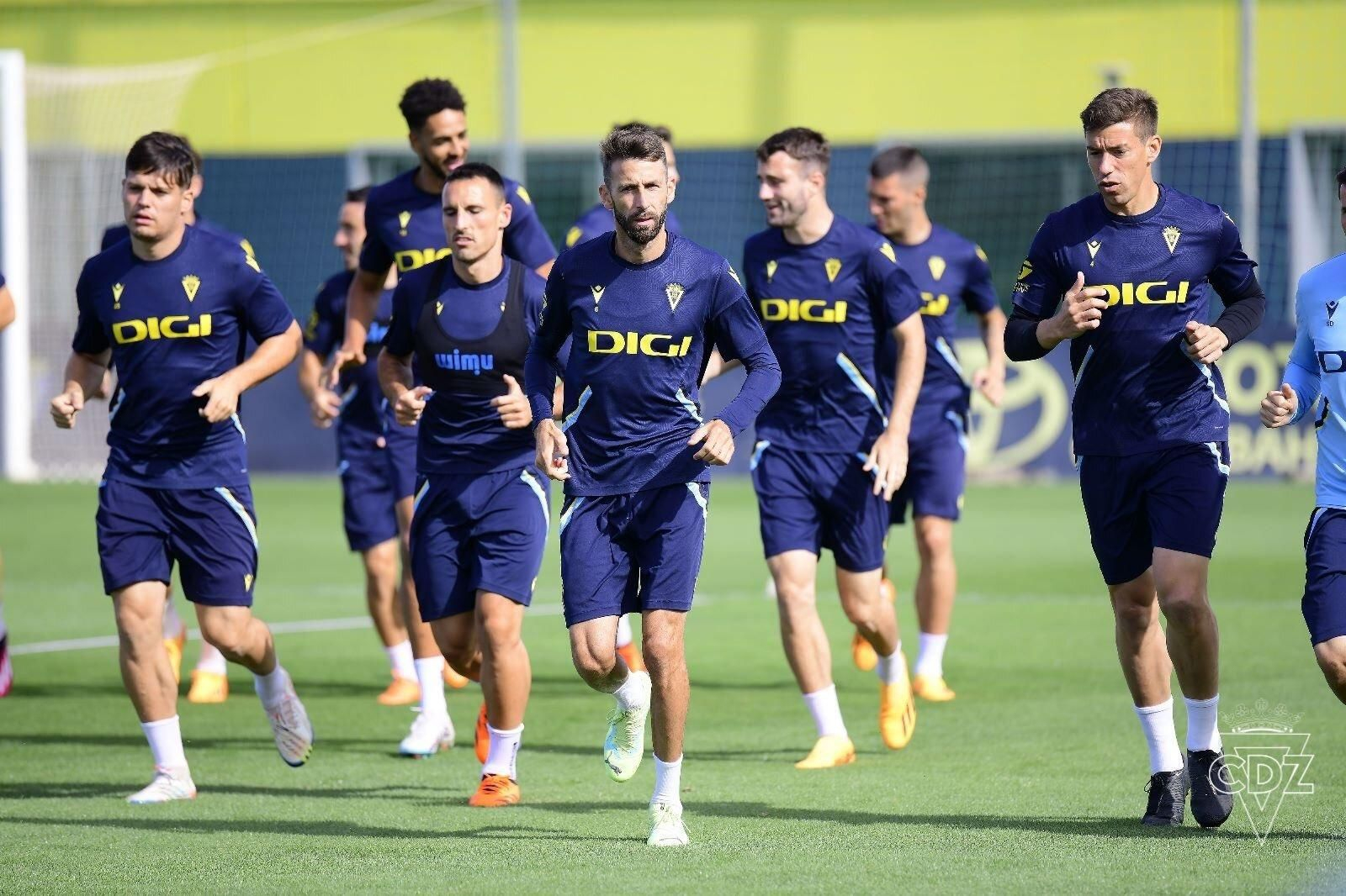 Jugadores del Cádiz en el entrenamiento del martes.