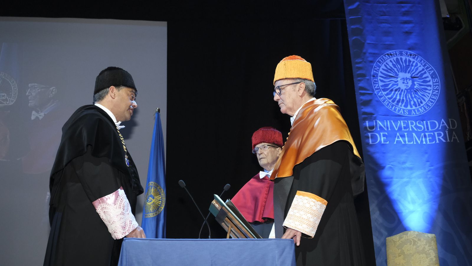 Imágenes de la investidura como Doctor Honoris Causa de la UAL, de Paco Cosentino.