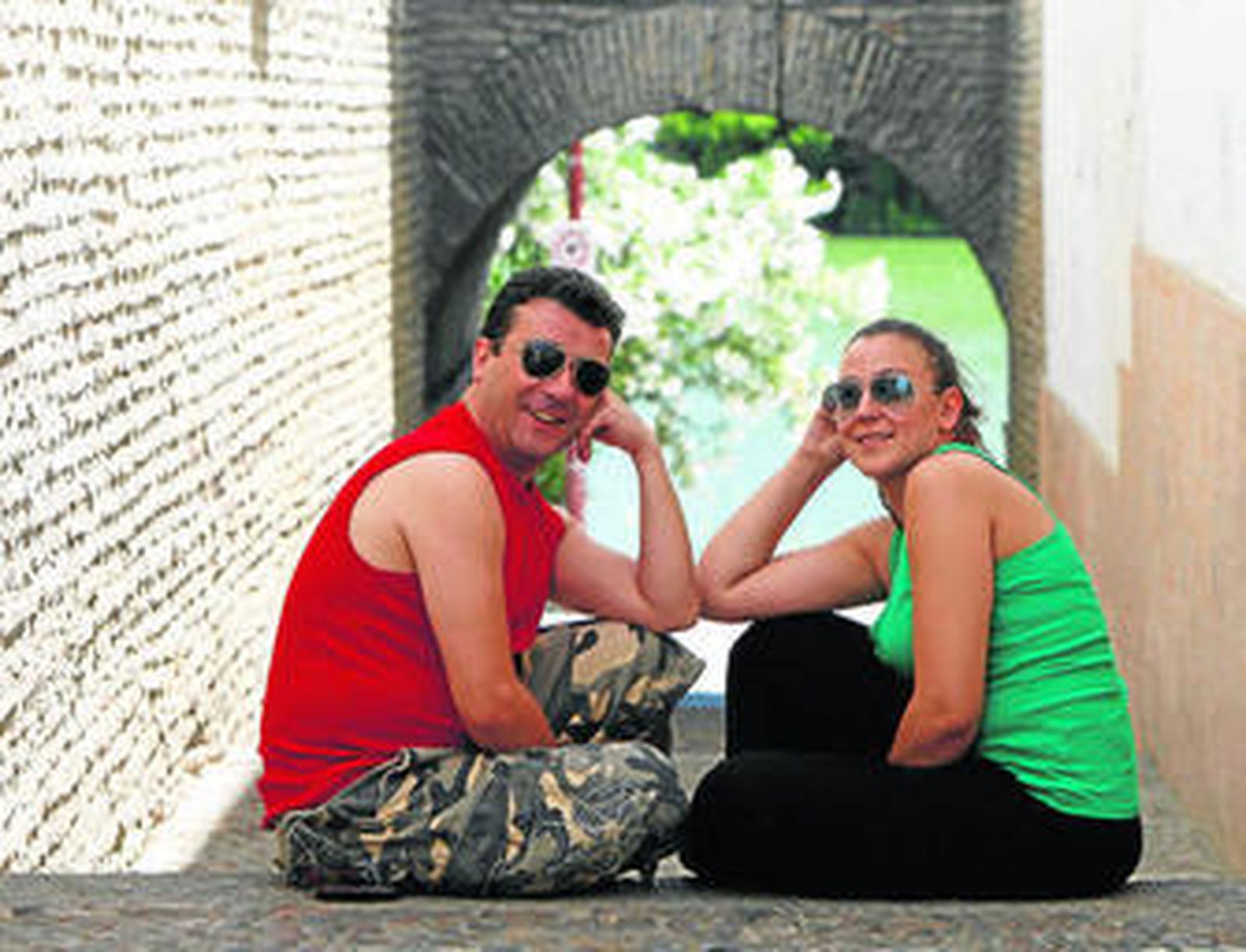 La Choni y Juanjo Macías, fotografiados en el Callejón de la Inquisición.