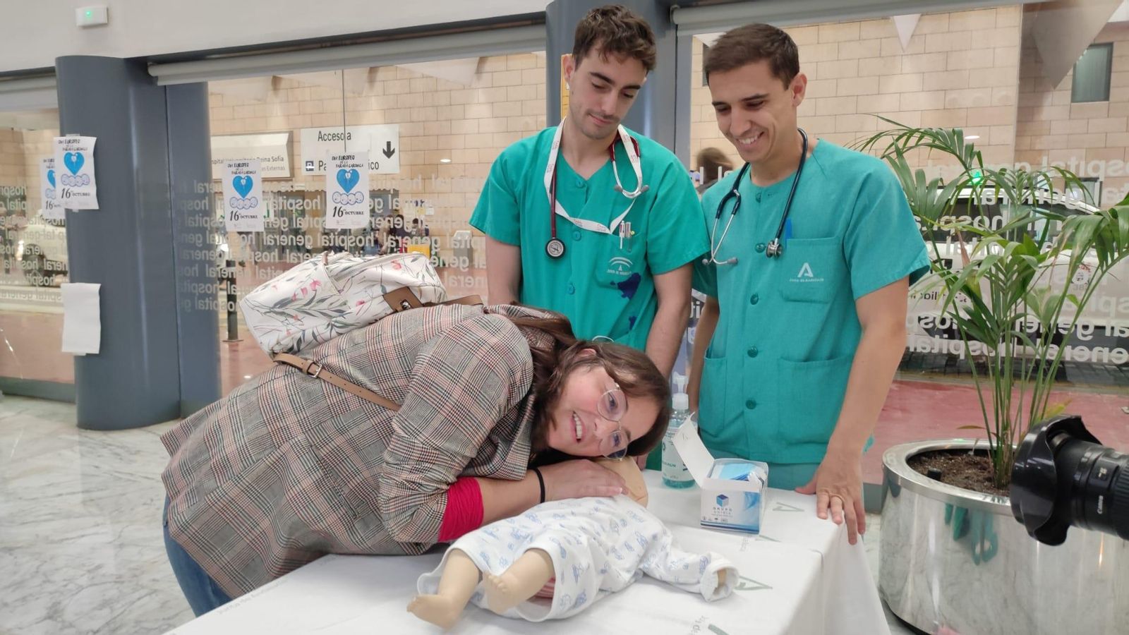 Dos profesionales del Reina Sofía muestran cómo hacer una RCP a un bebé.