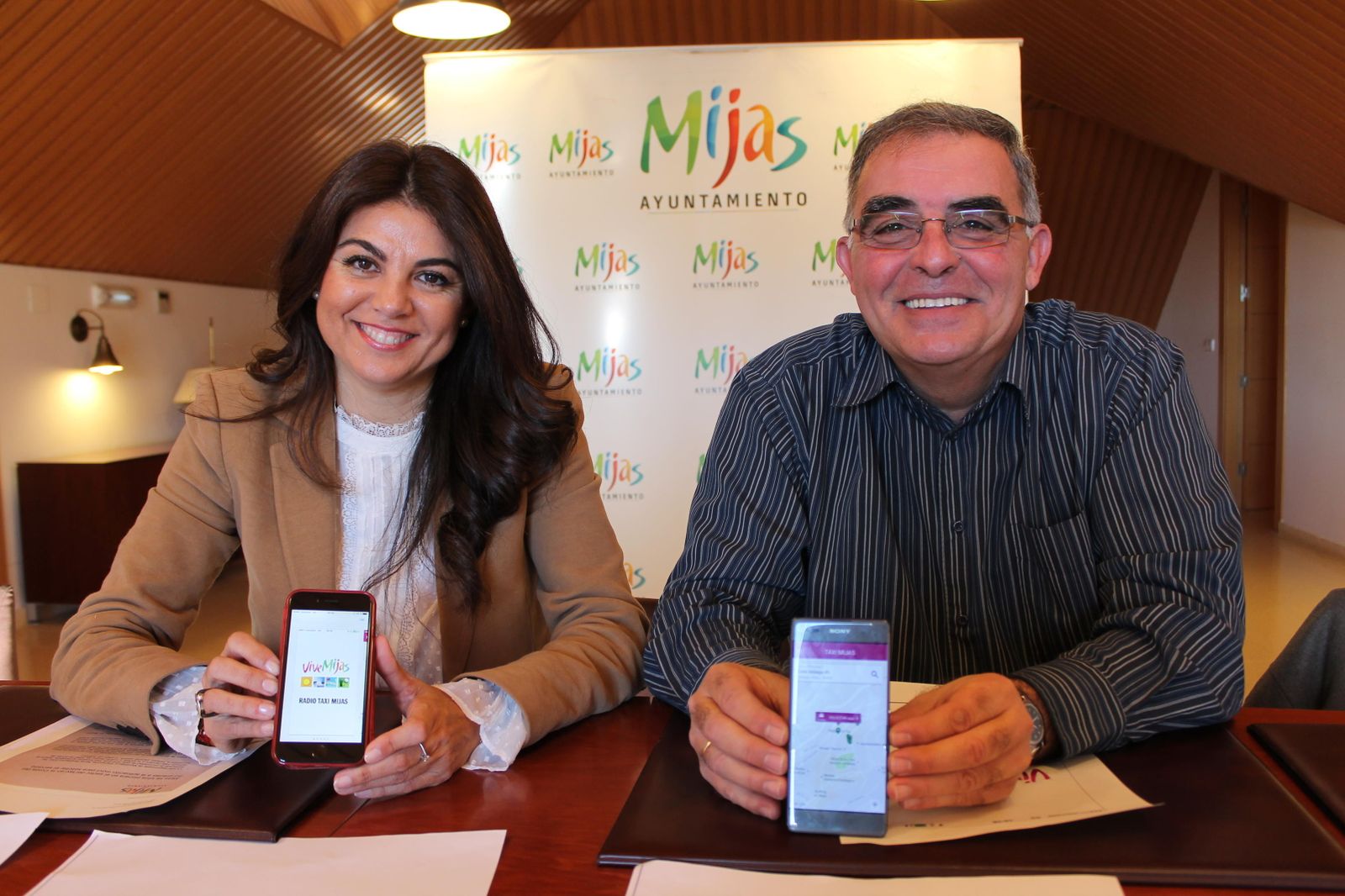 Concejala de Movilidad junto con el presidente de Radio Taxi Mijas