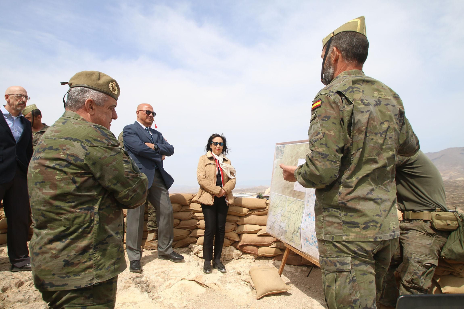 Imágenes de la visita de la ministra de Defensa a la base militar de Viator