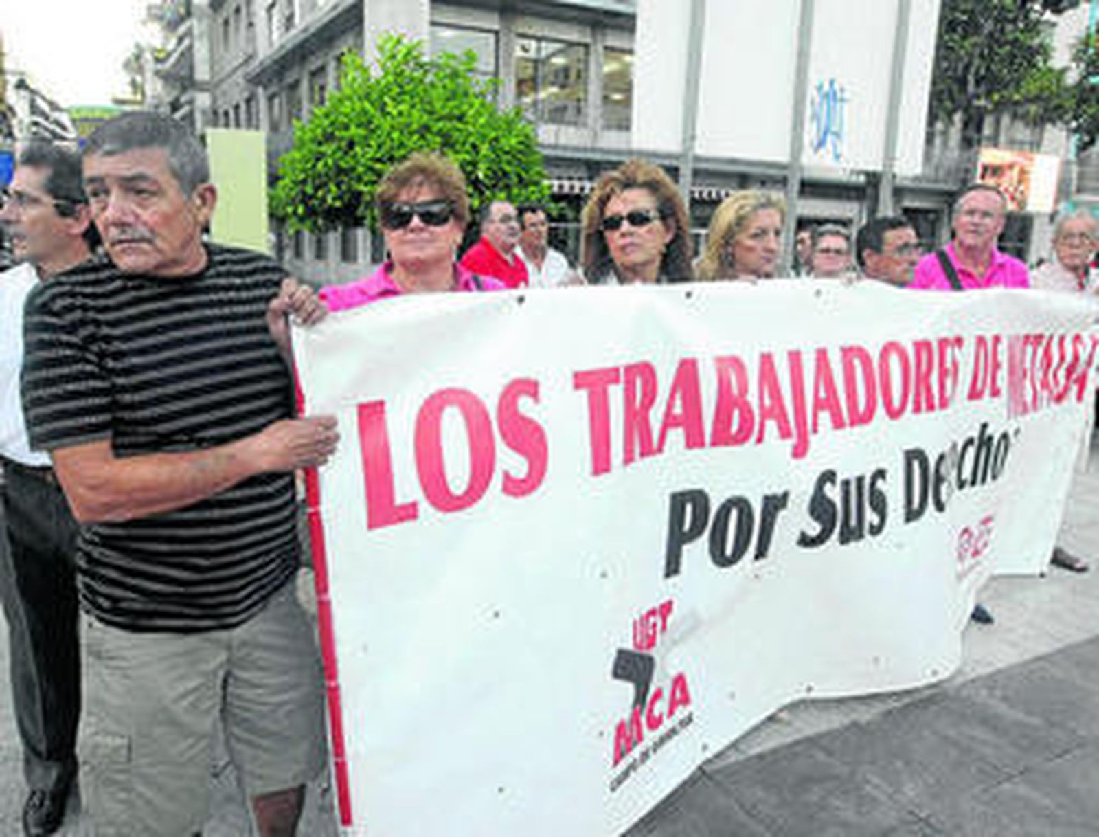 Una imagen de los ex trabajadores de Metalsa concentrados ayer en la Plaza Alta.