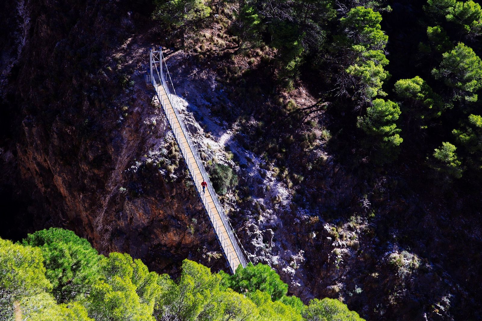 Uno de los puentes colgantes del Saltillo, en Canillas de Aceituno.