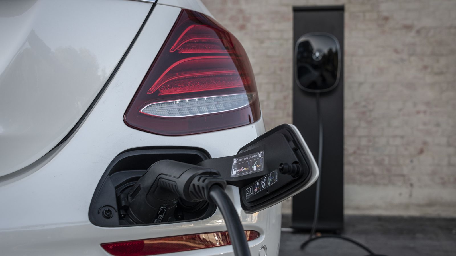 El Clase E ya tiene su híbrido enchufable.