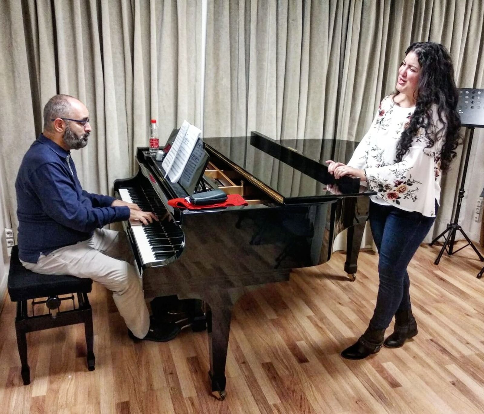 La soprano jerezana Máriam Guerra, en uno de los ensayos de ‘Rigoletto’, junto al maestro Manuel Burgueras.
