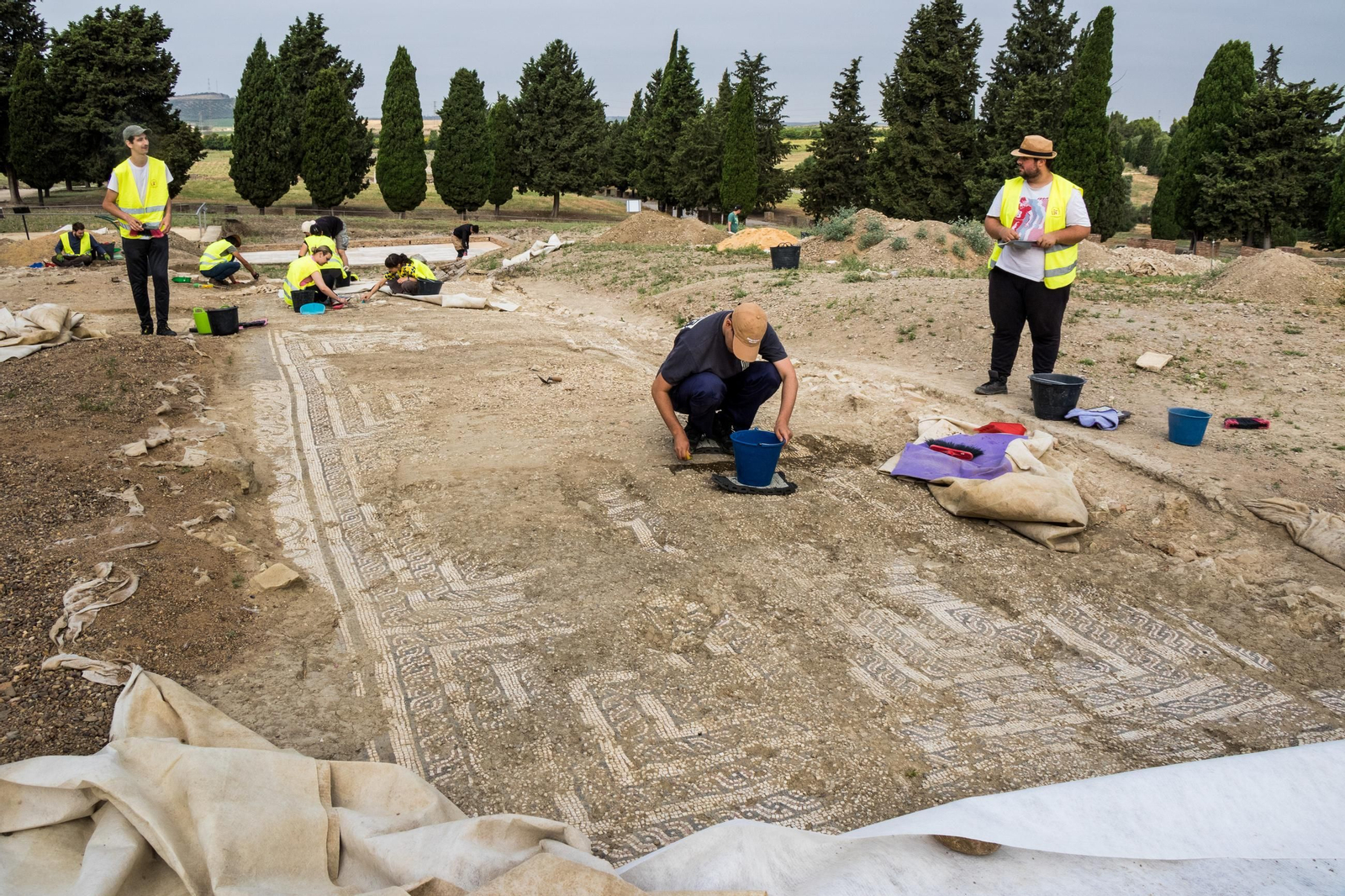 Trabajos de excavación arqueológica en la Ínsula de Neptuno en Italica.
