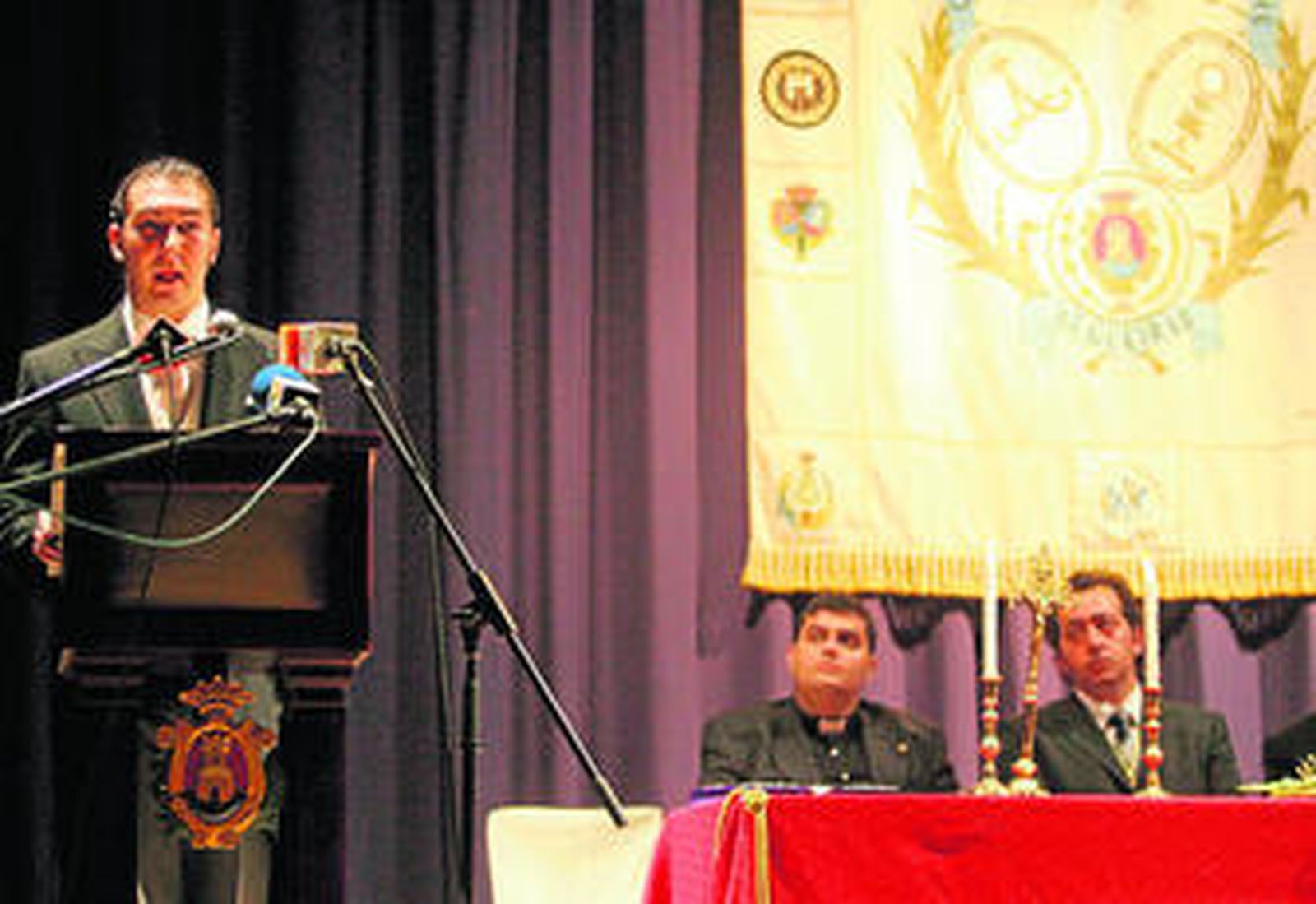 El joven pregonero, Juan Trapero, durante su discurso en el salón del colegio Salesianos, ayer.