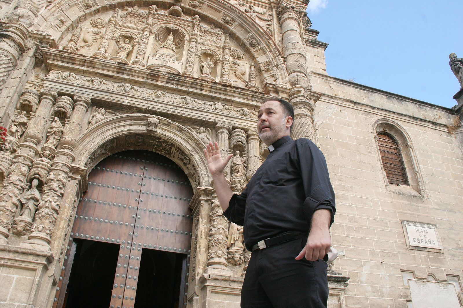 El rector de la Basílica Menor de Nuestra Señora de Los Milagros, a las puertas del templo mostrando algunos de los desperfectos de la fachada.