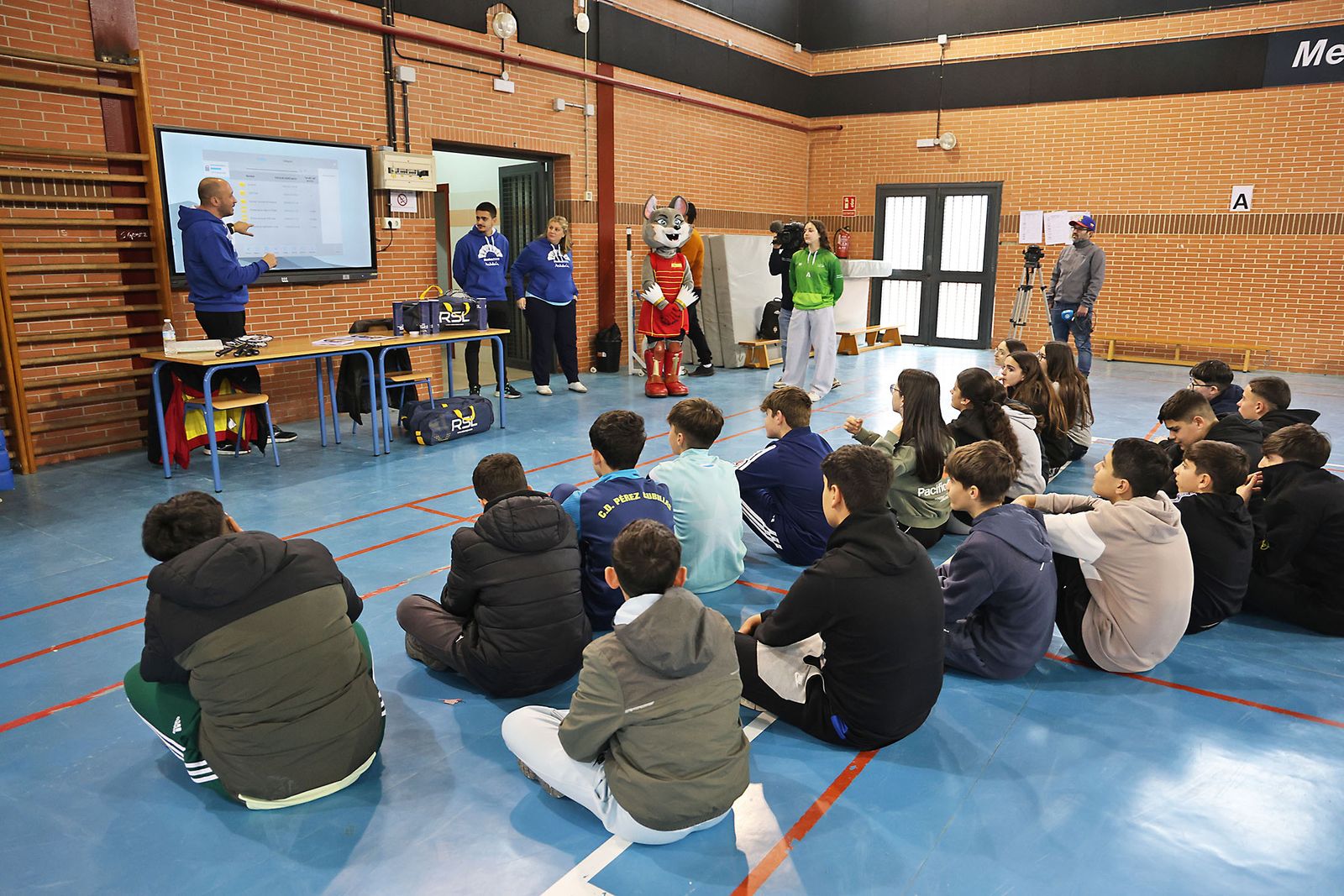 Exhibición práctica con alumnos y alumnas para promocionar el Campeonato de Europa de Bádminton en Huelva