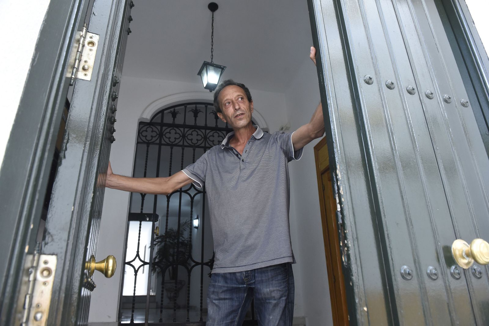 Ricardo Román, en la puerta del bloque en el que tiene su piso ocupado.