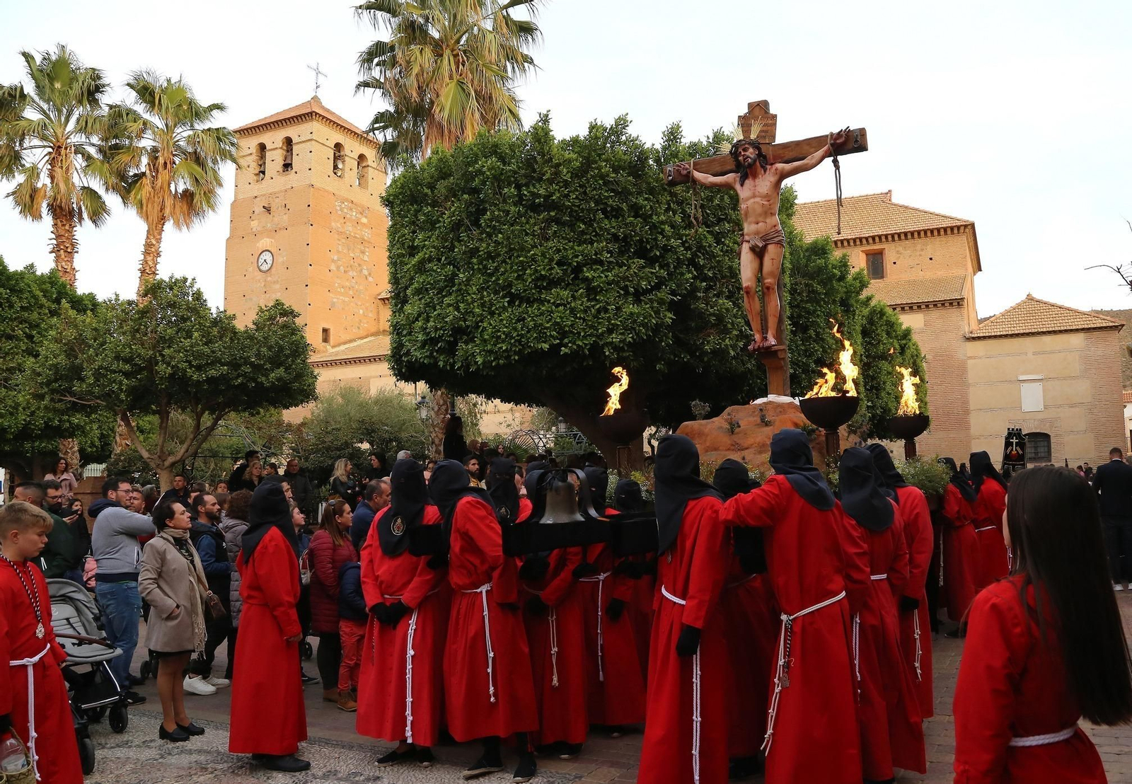 El Santísimo Cristo de la Entrega, del Paso Negro, en la glorieta de Tabernas el Jueves Santo.