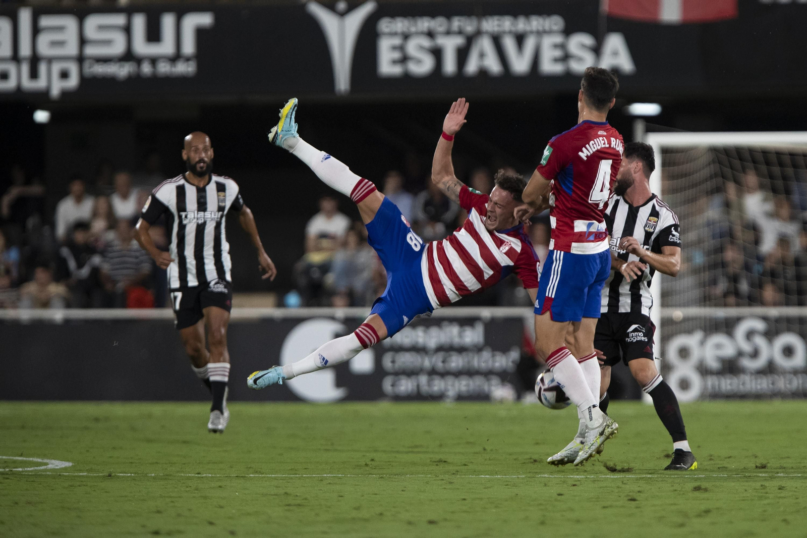 Petrovic cae desequilibrado tras ser agarrado por un rival.