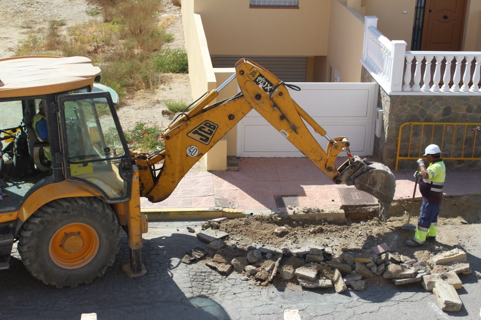 El acerado gana terreno al asfalto en la calle Ingeniero José Moreno Jorge